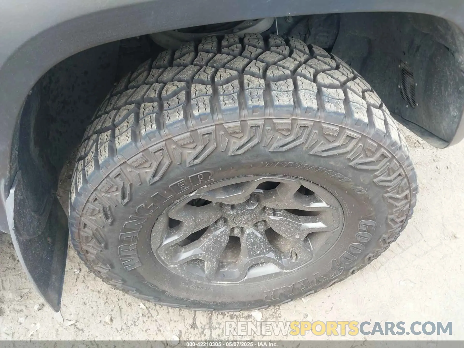 18 Photograph of a damaged car 1C6SRFU97NN112337 RAM 1500 2022