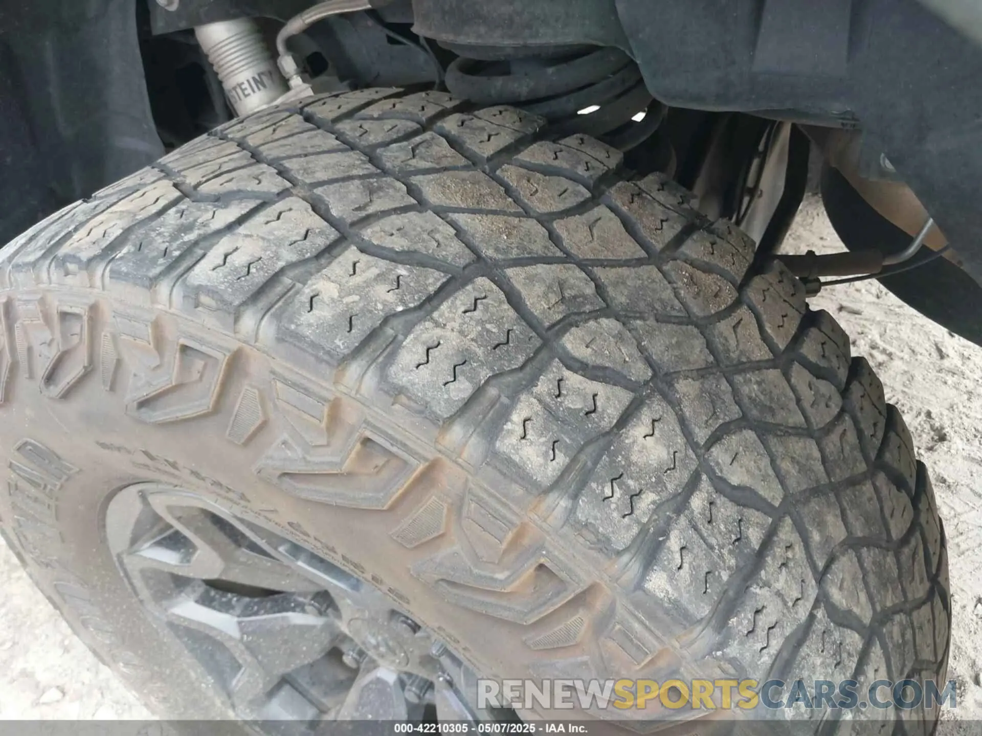 19 Photograph of a damaged car 1C6SRFU97NN112337 RAM 1500 2022