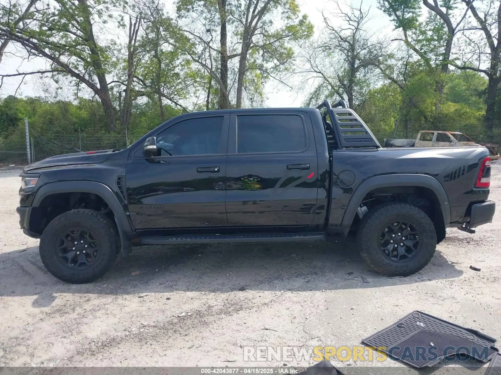 14 Photograph of a damaged car 1C6SRFU98NN272629 RAM 1500 2022