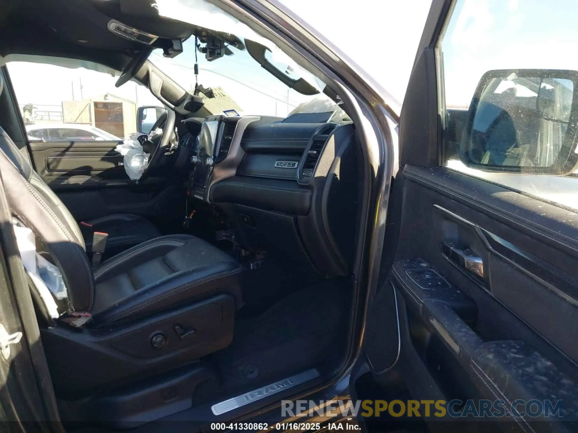 5 Photograph of a damaged car 1C6SRFU98NN377235 RAM 1500 2022