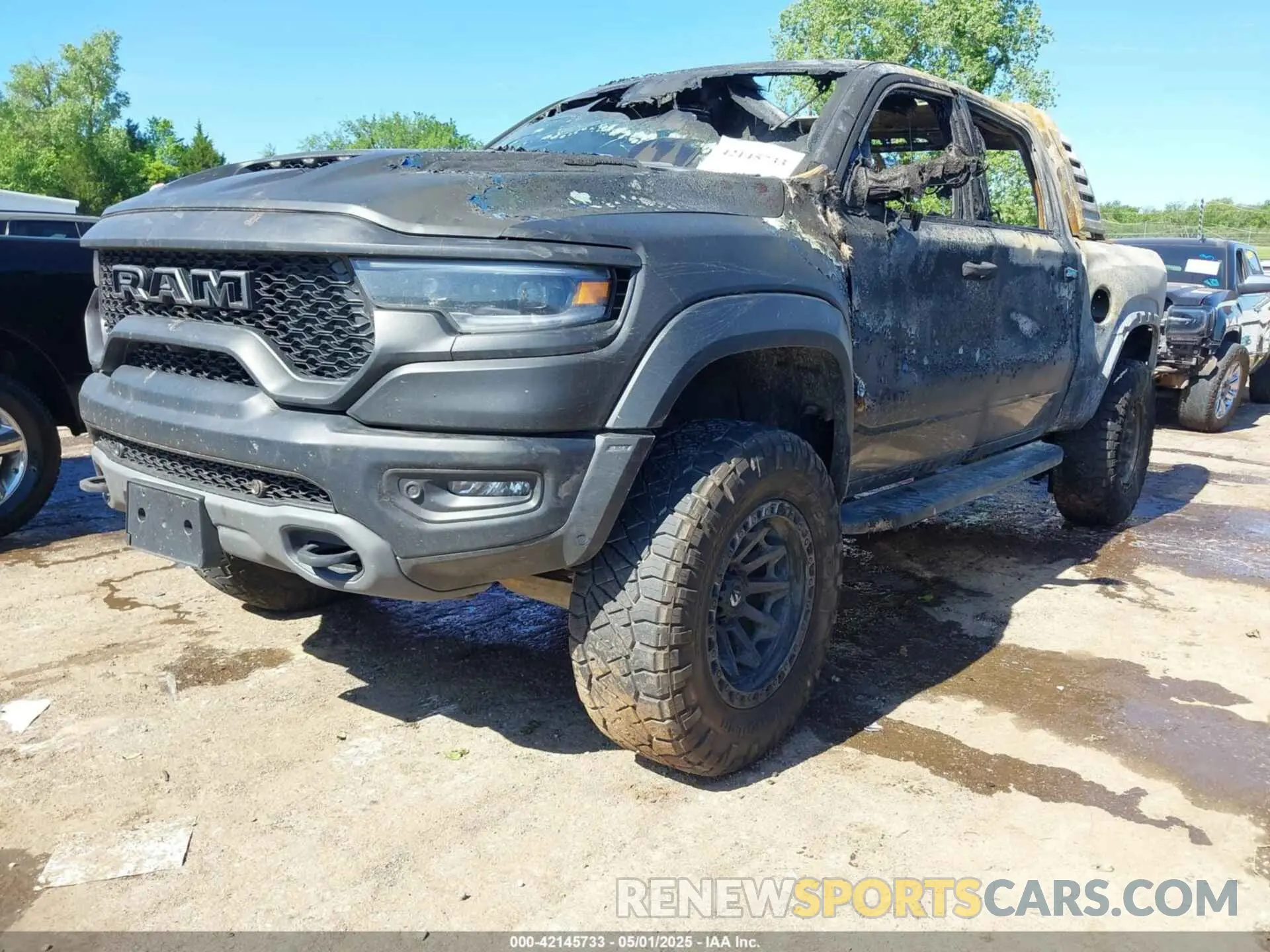 2 Photograph of a damaged car 1C6SRFU99NN151639 RAM 1500 2022