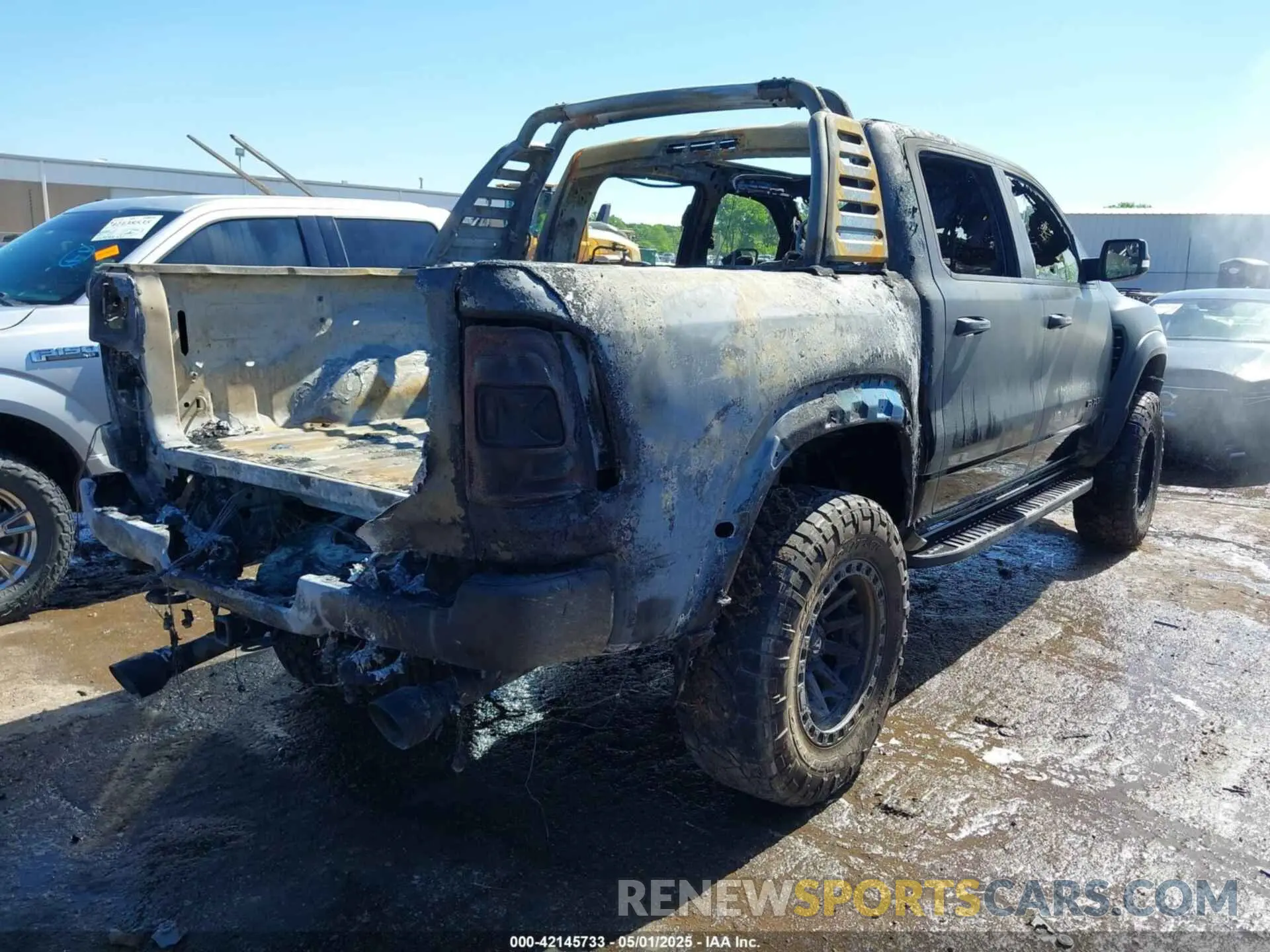 4 Photograph of a damaged car 1C6SRFU99NN151639 RAM 1500 2022