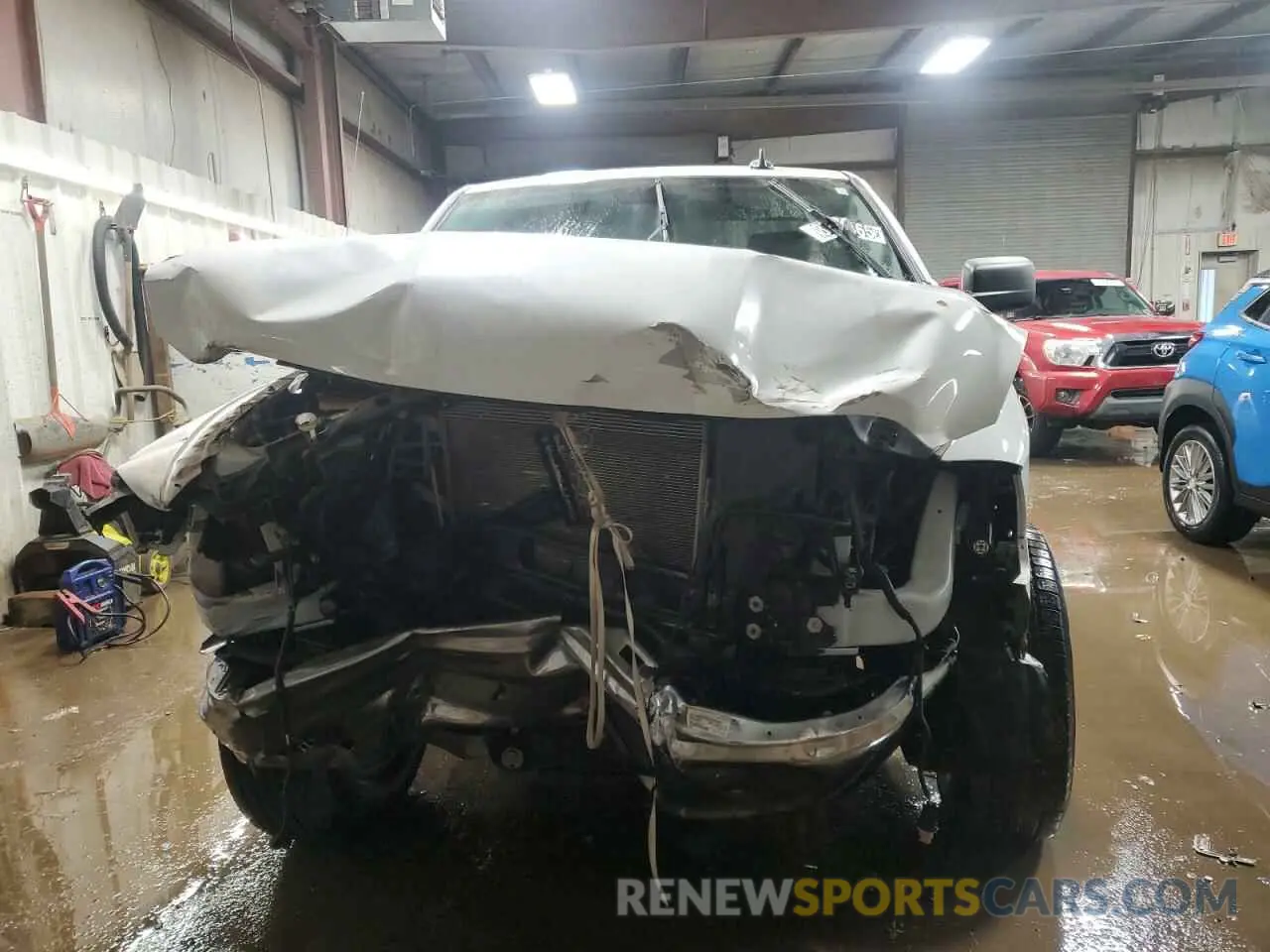 5 Photograph of a damaged car 3C6JR6DT7NG205584 RAM 1500 2022
