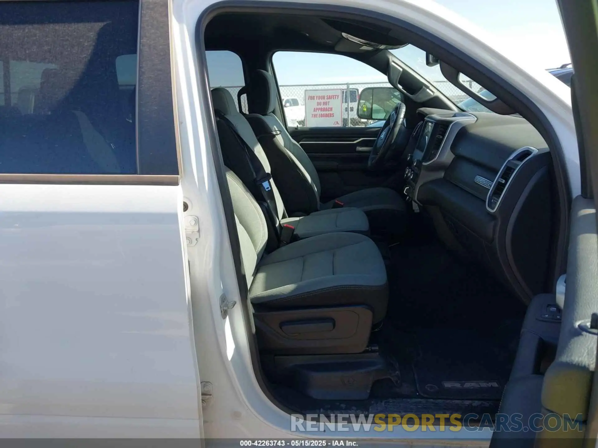 5 Photograph of a damaged car 1C6RREFT1PN693046 RAM 1500 2023