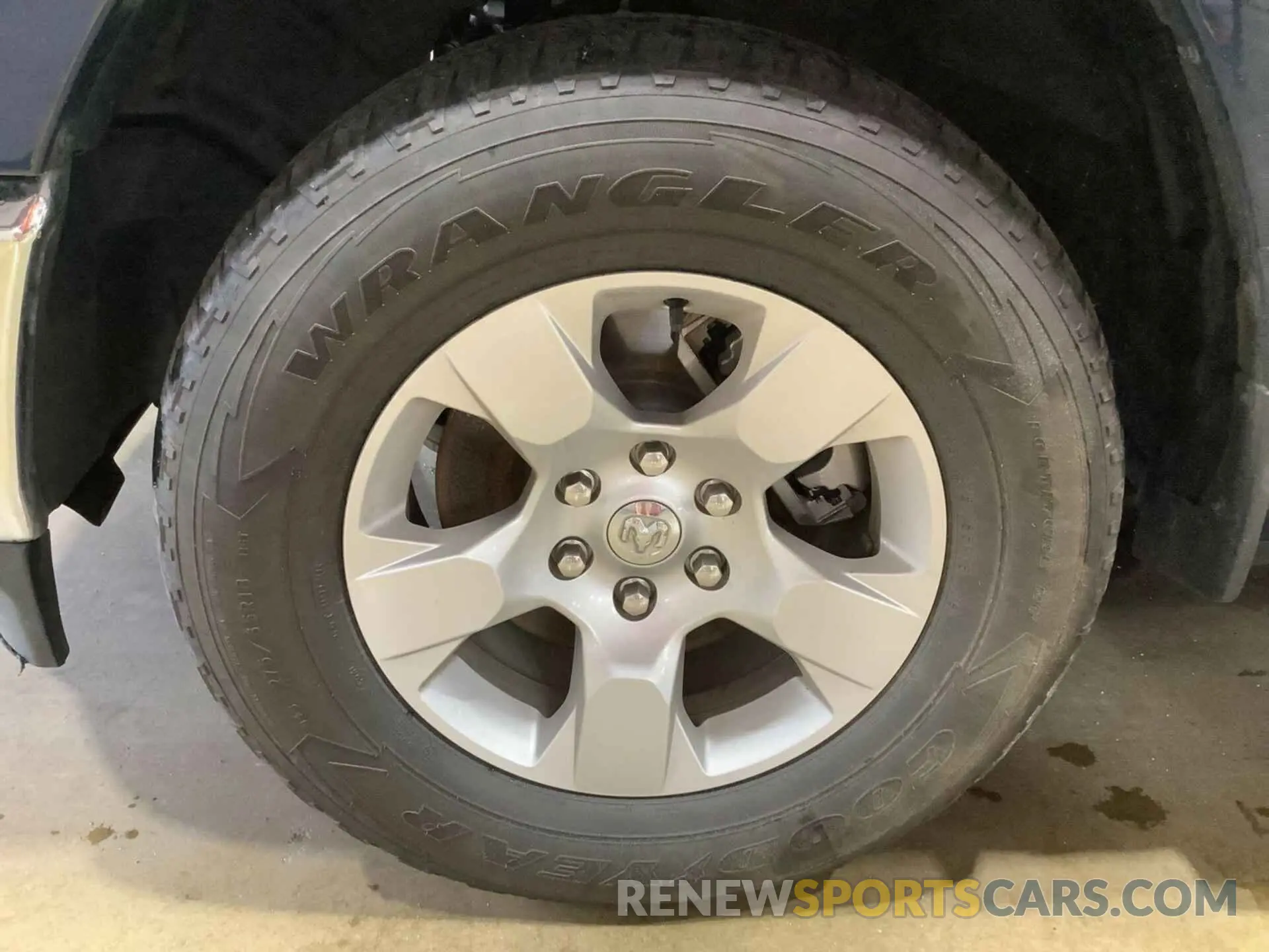 23 Photograph of a damaged car 1C6RRFFG7PN570733 RAM 1500 2023