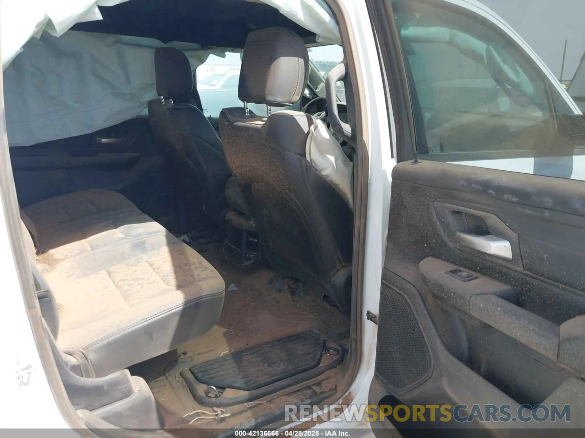 8 Photograph of a damaged car 1C6RRFGGXPN600516 RAM 1500 2023