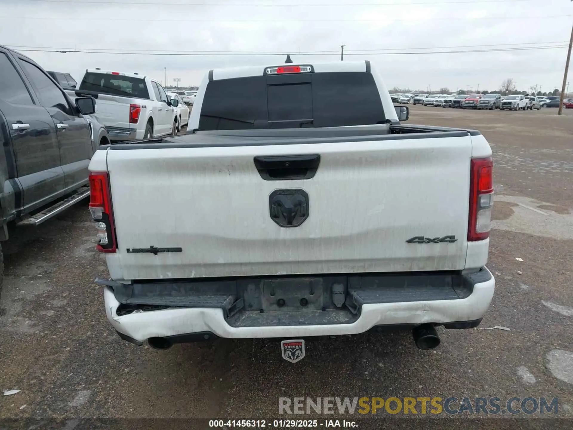 15 Photograph of a damaged car 1C6SRFFM3PN563513 RAM 1500 2023