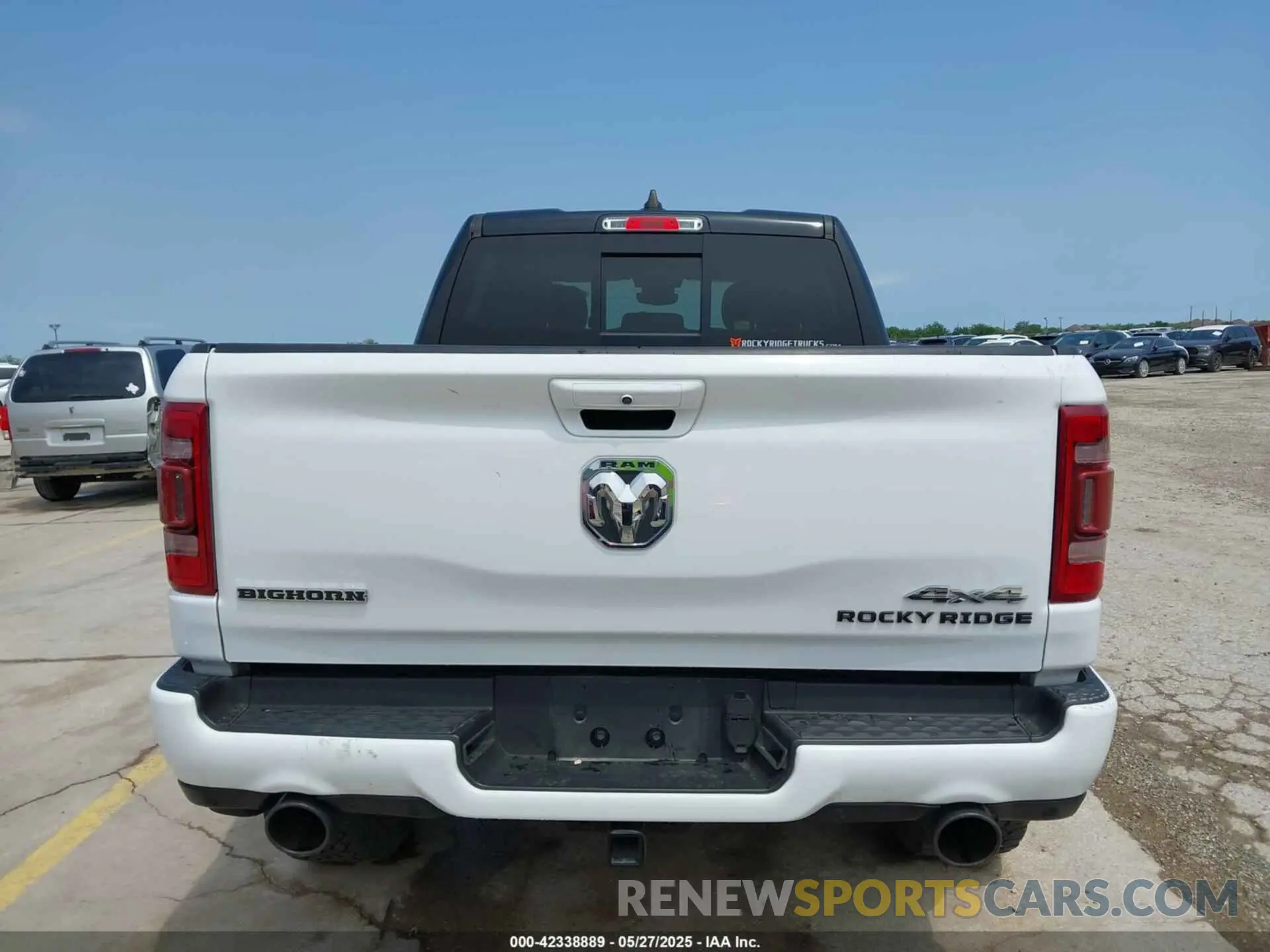 17 Photograph of a damaged car 1C6SRFFT8PN533415 RAM 1500 2023