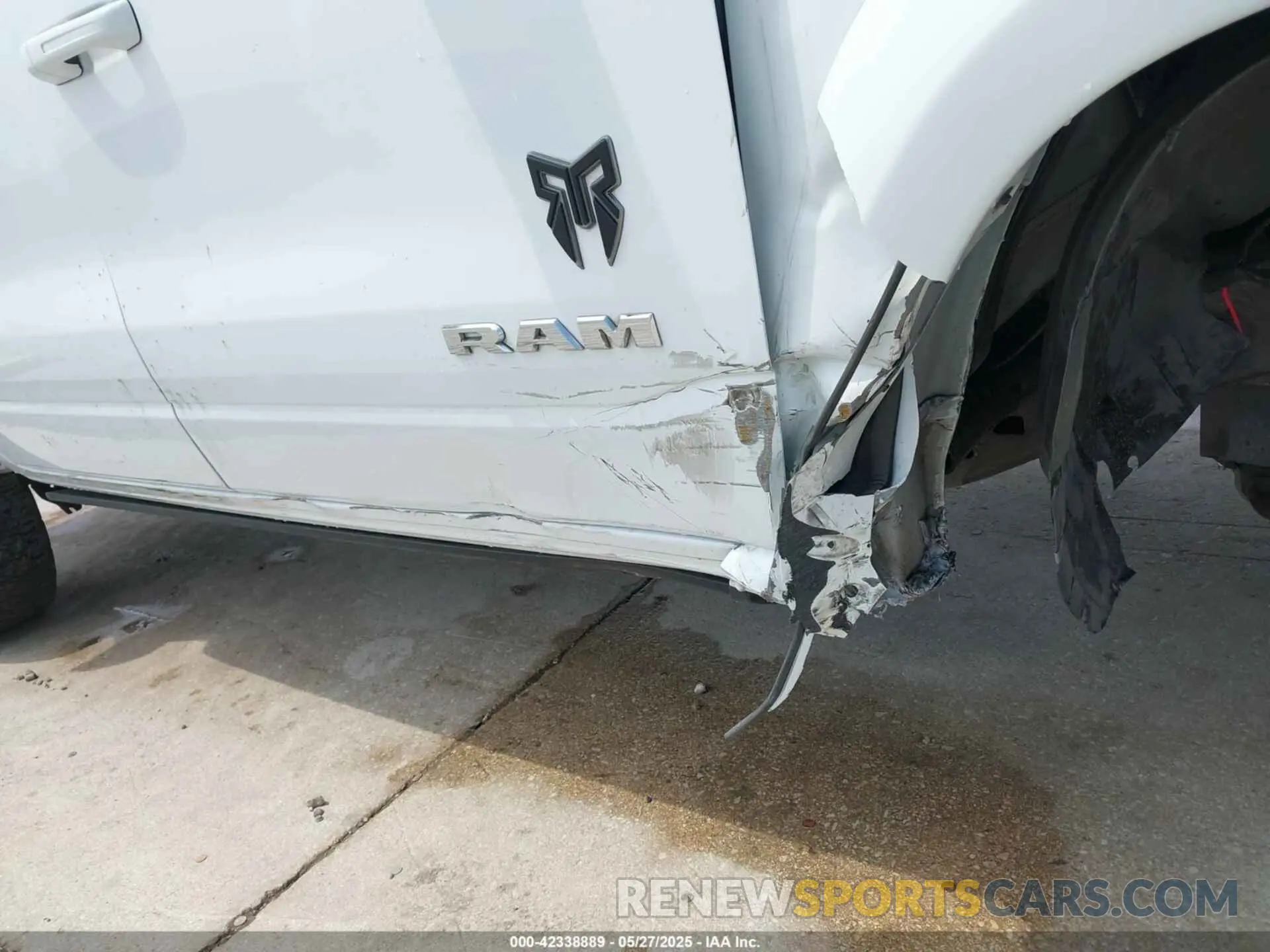 19 Photograph of a damaged car 1C6SRFFT8PN533415 RAM 1500 2023