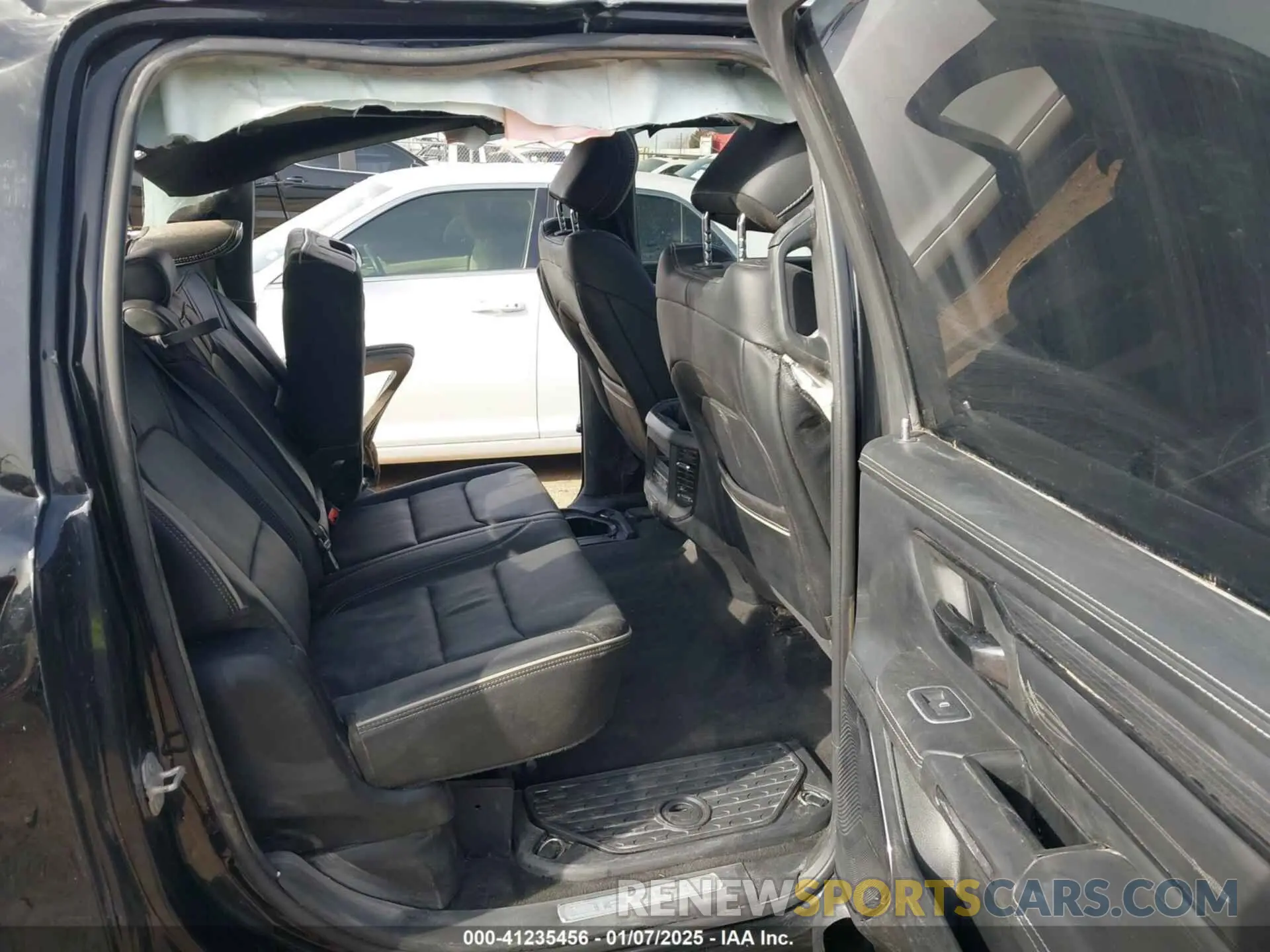 8 Photograph of a damaged car 1C6SRFHT8PN634838 RAM 1500 2023