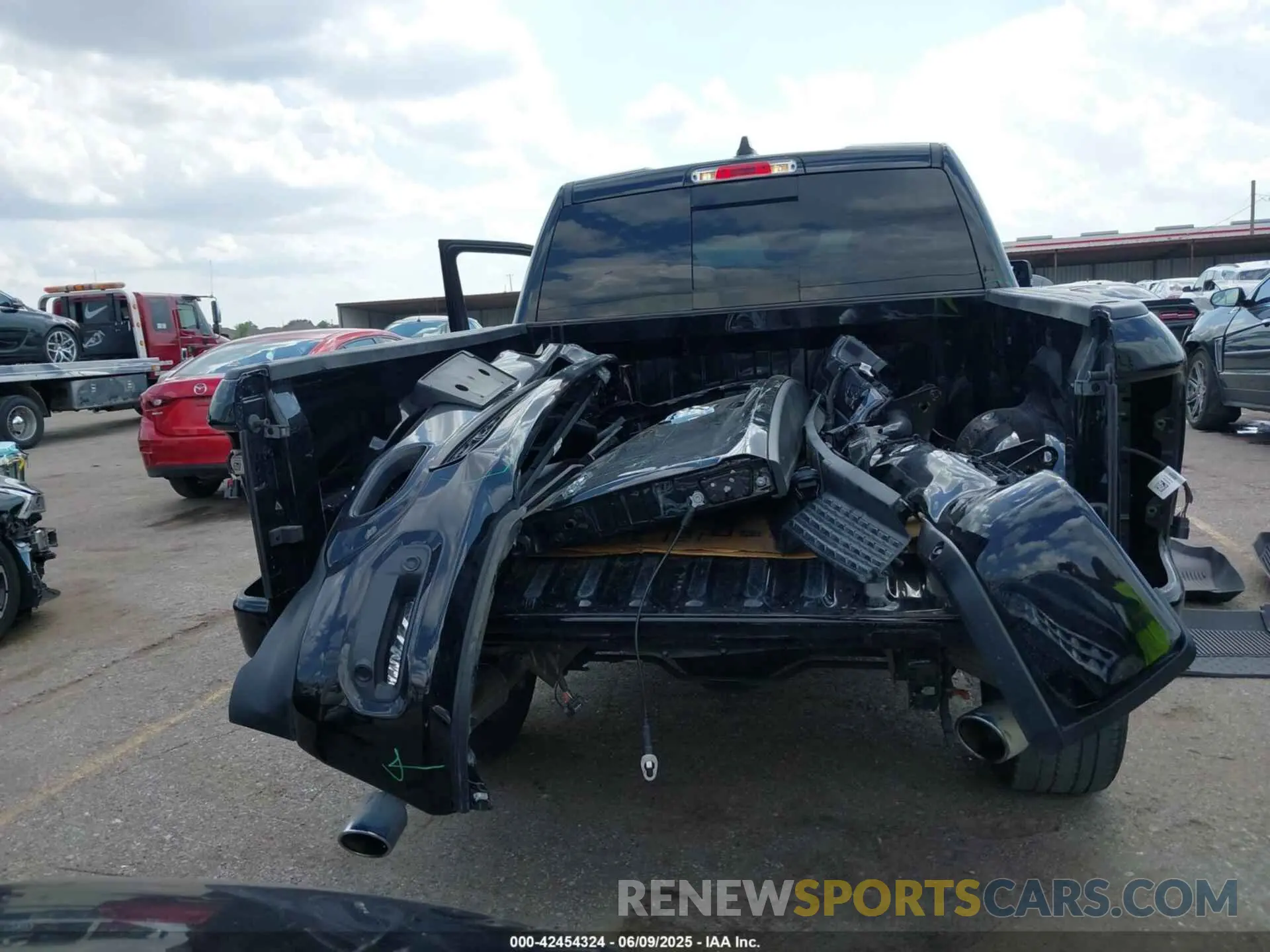 17 Photograph of a damaged car 1C6SRFJT4PN519499 RAM 1500 2023