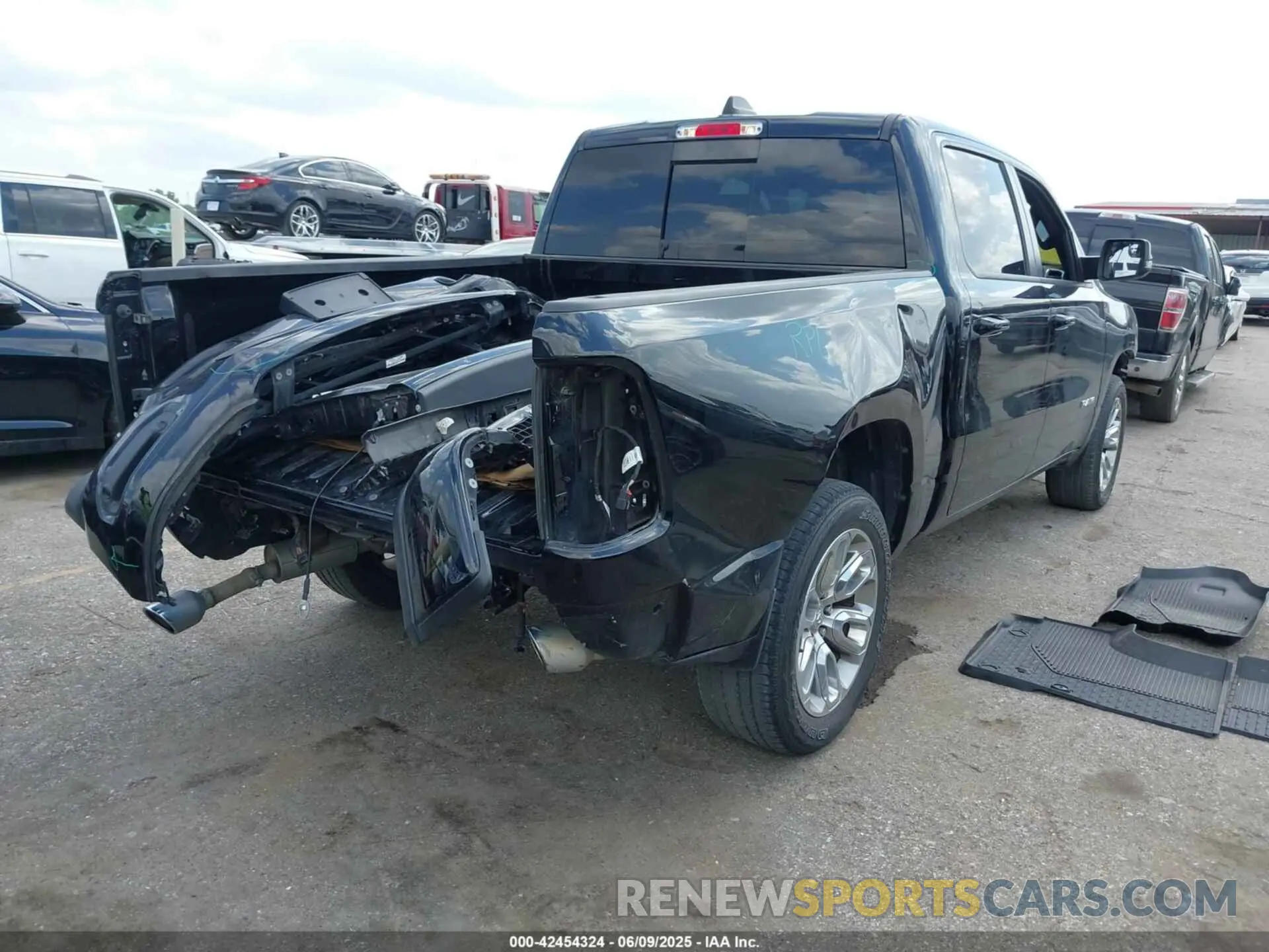 4 Photograph of a damaged car 1C6SRFJT4PN519499 RAM 1500 2023