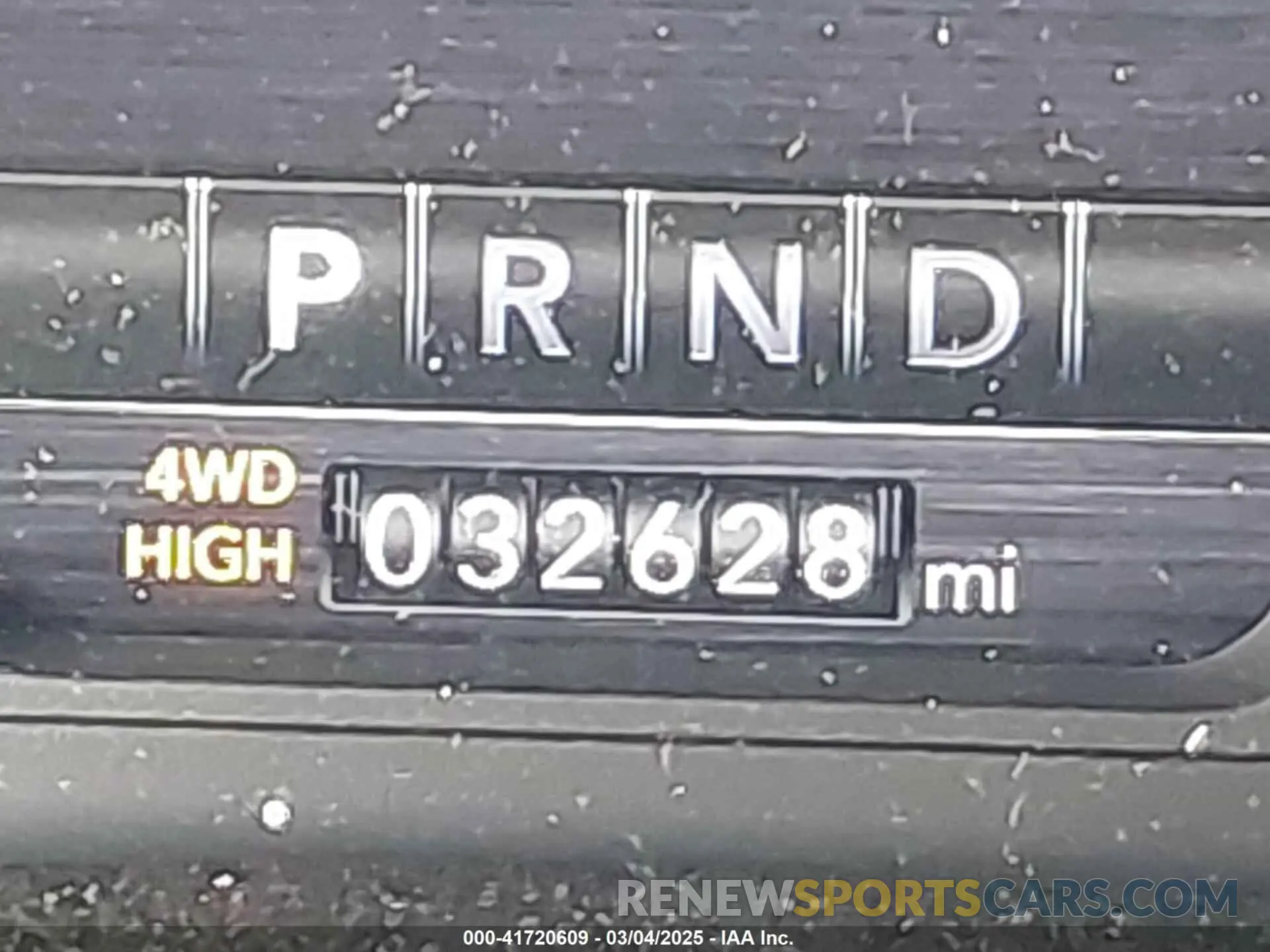 15 Photograph of a damaged car 1C6SRFJT6PN576366 RAM 1500 2023
