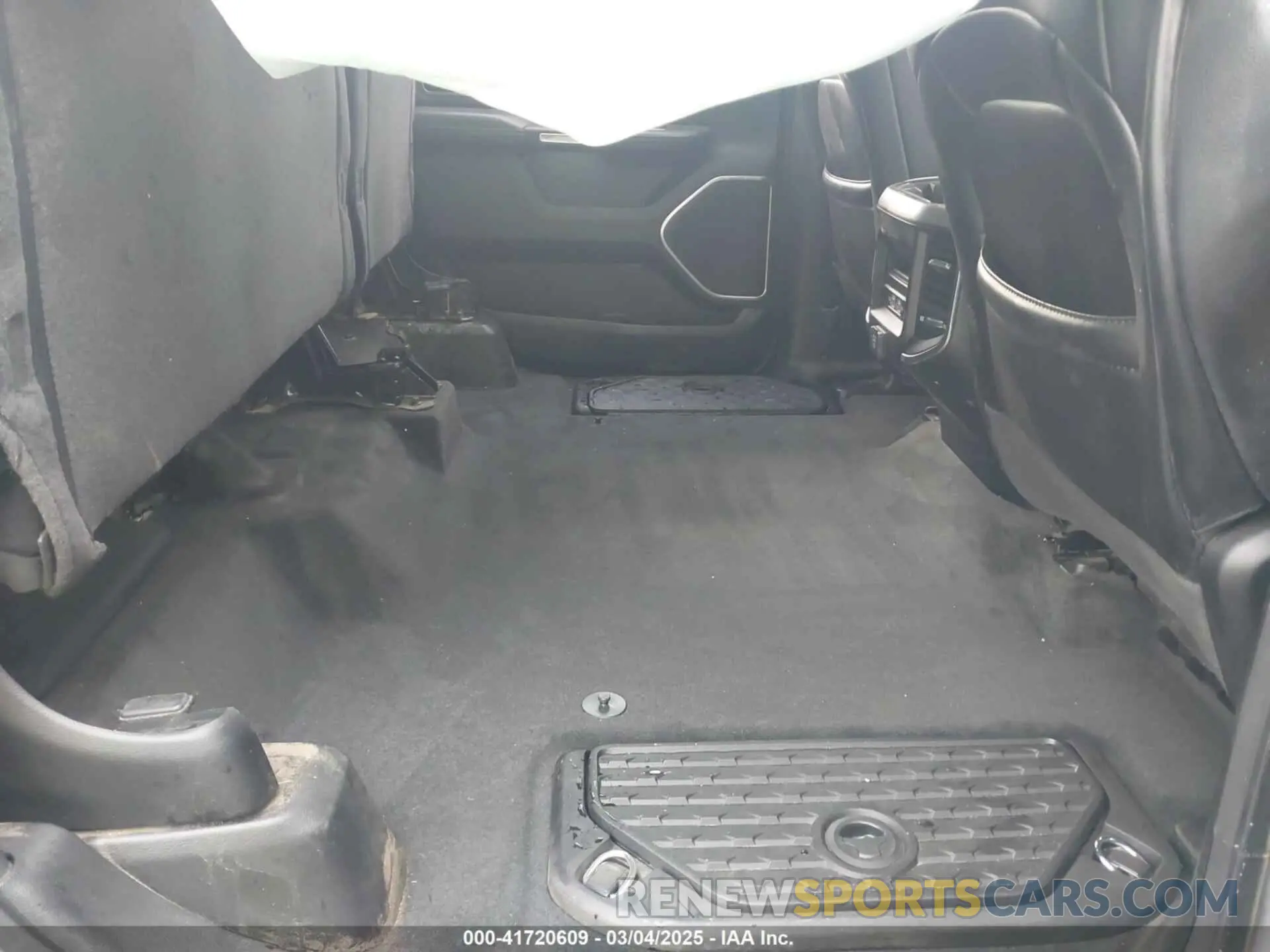 8 Photograph of a damaged car 1C6SRFJT6PN576366 RAM 1500 2023