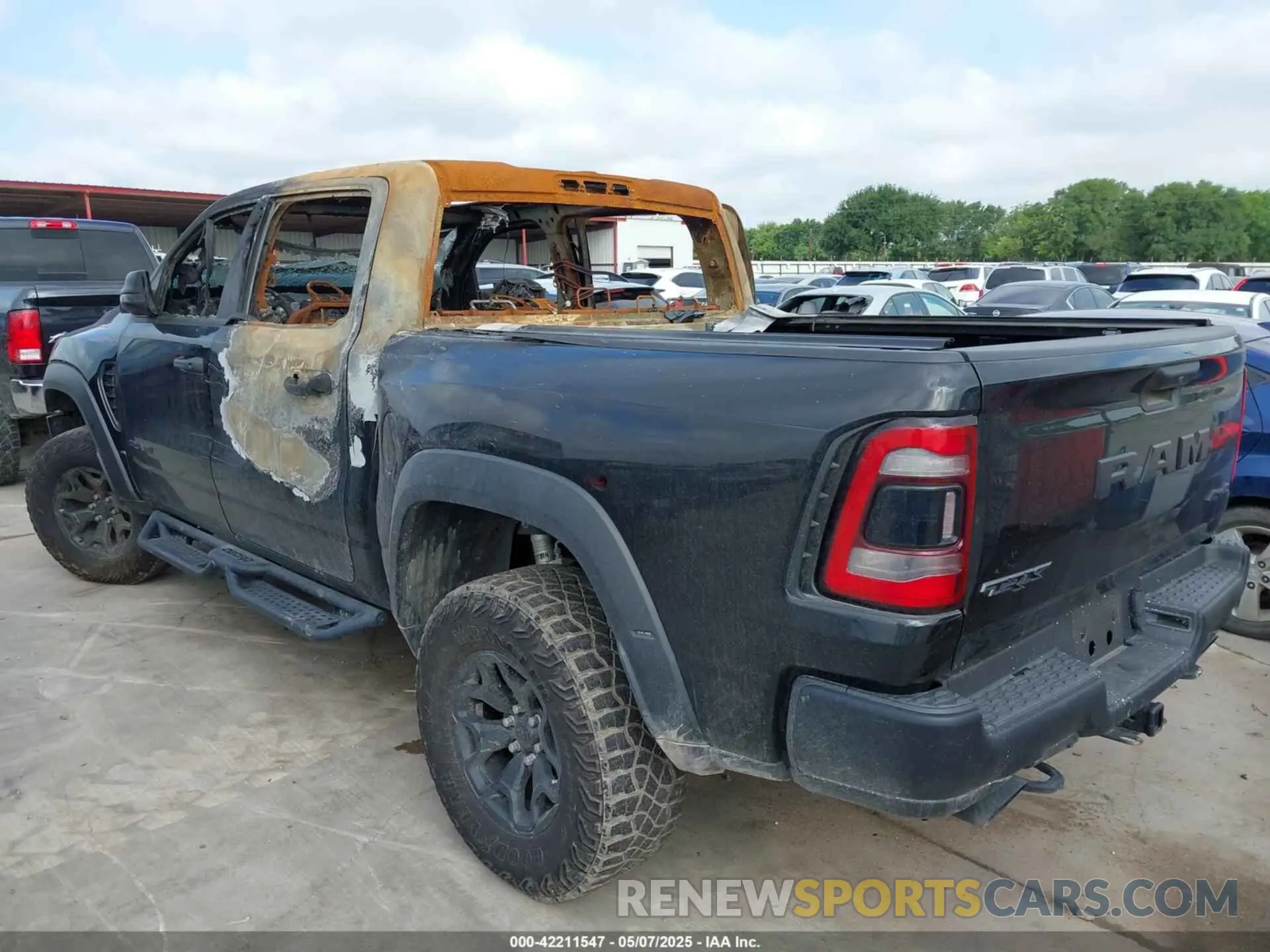 3 Photograph of a damaged car 1C6SRFU94PN509443 RAM 1500 2023