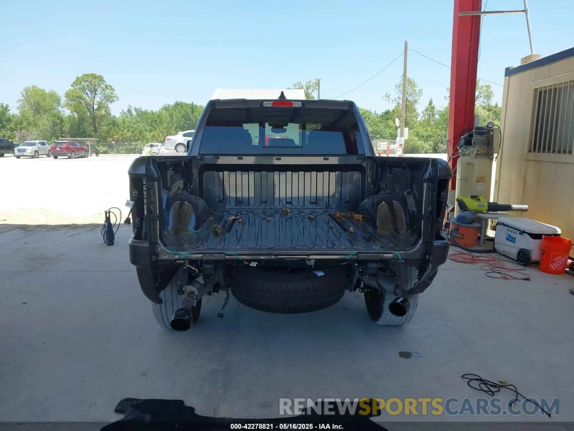 17 Photograph of a damaged car 1C6RREFT2RN134303 RAM 1500 2024