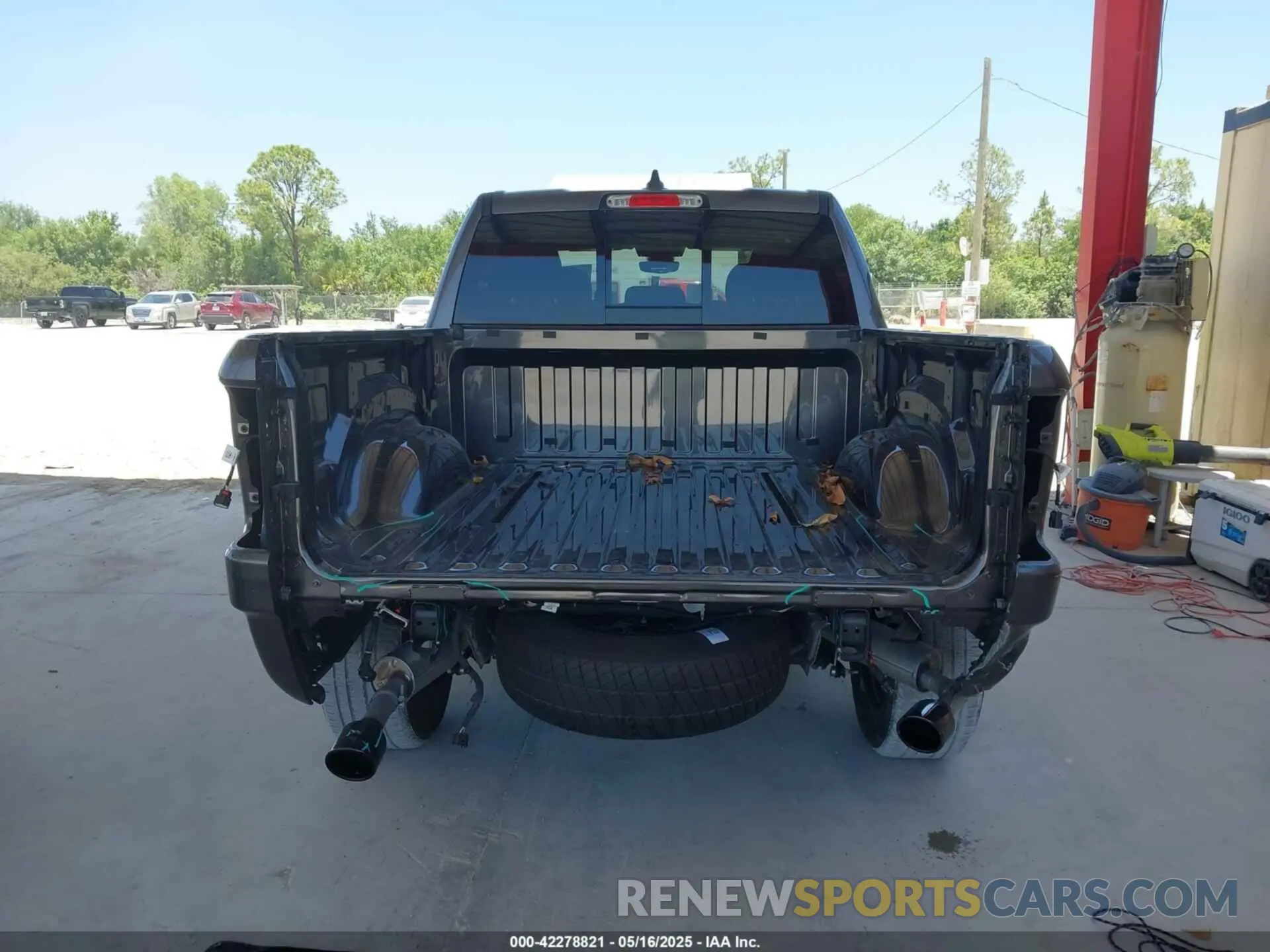 6 Photograph of a damaged car 1C6RREFT2RN134303 RAM 1500 2024
