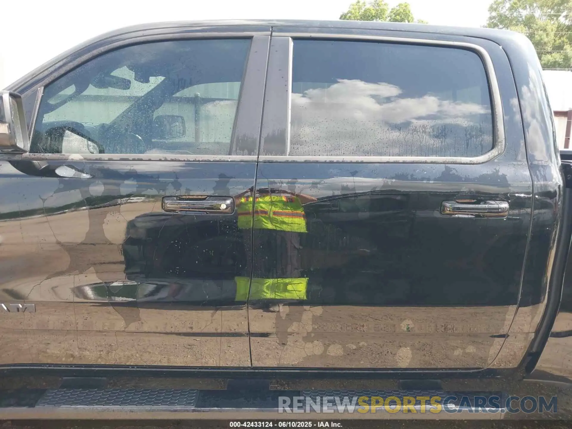 14 Photograph of a damaged car 1C6SRFFT7RN206975 RAM 1500 2024
