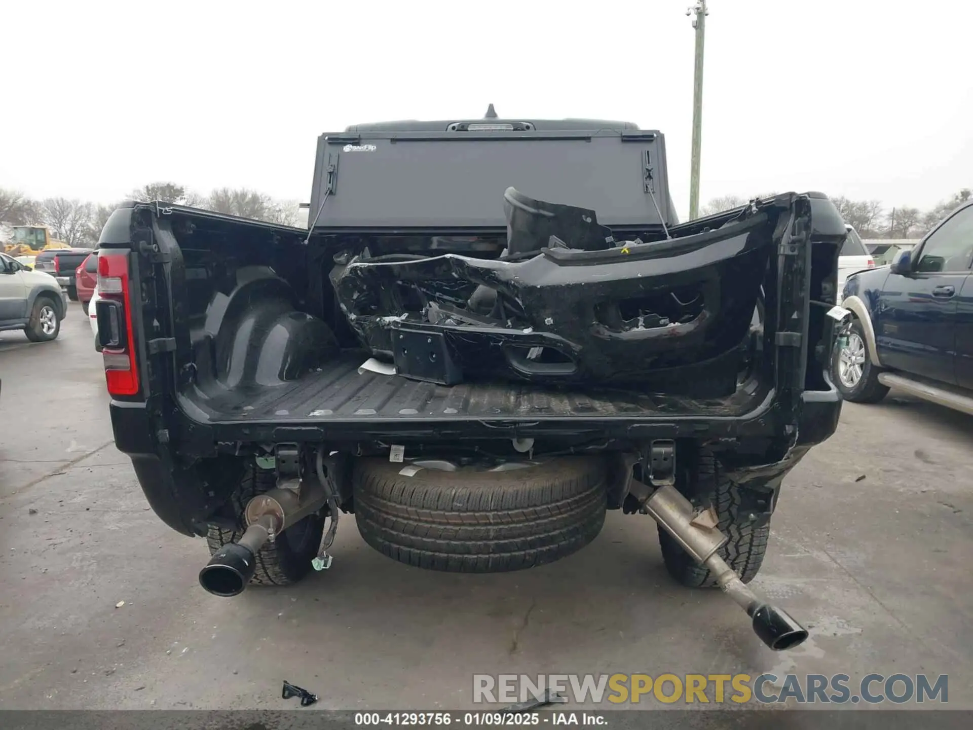 17 Photograph of a damaged car 1C6SRFJT2RN172032 RAM 1500 2024