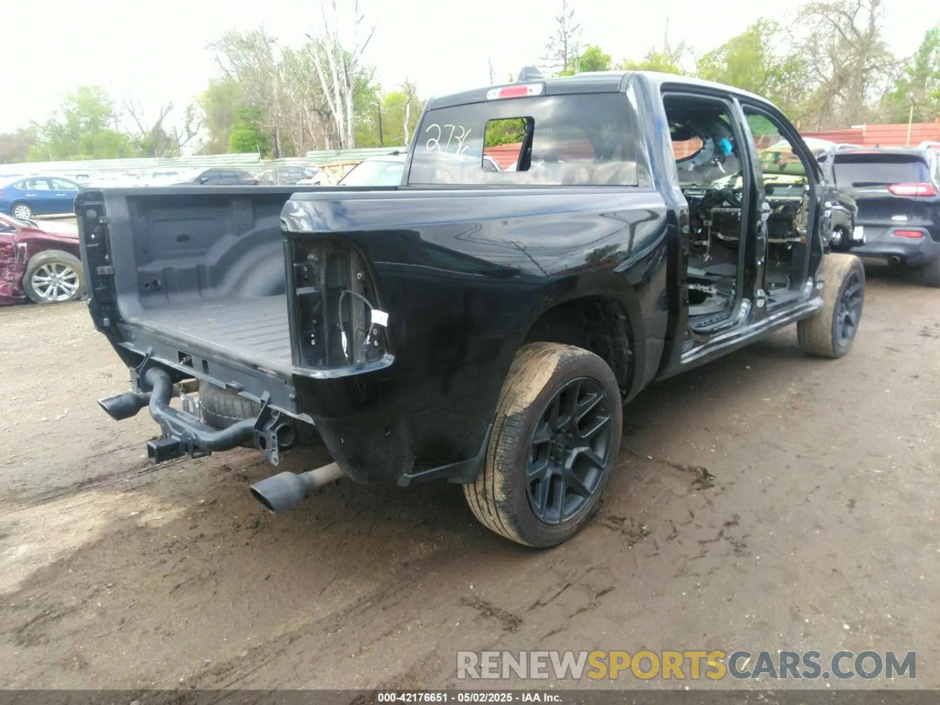 4 Photograph of a damaged car 1C6SRFJT6RN192736 RAM 1500 2024