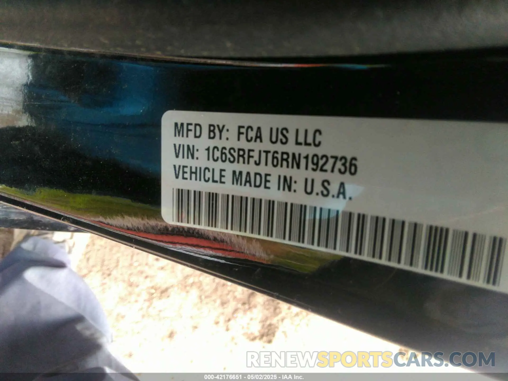9 Photograph of a damaged car 1C6SRFJT6RN192736 RAM 1500 2024