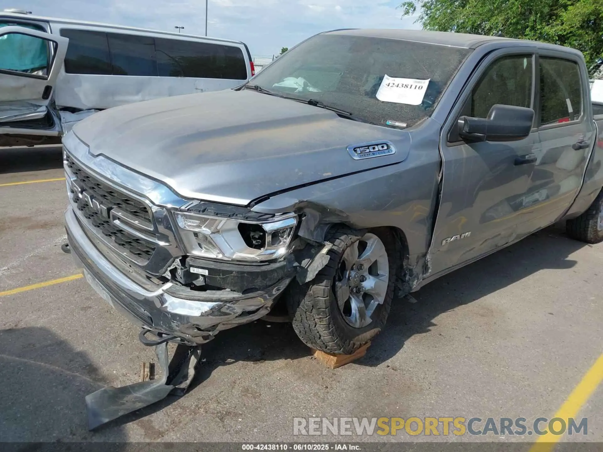 18 Photograph of a damaged car 1C6SRFMT3RN106181 RAM 1500 2024