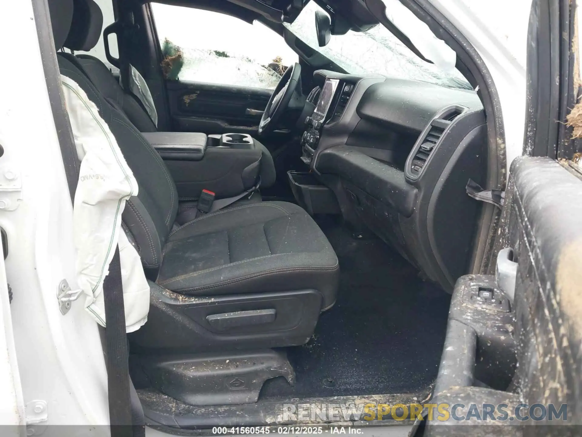 5 Photograph of a damaged car 1C6SRFGPXSN605029 RAM 1500 2025