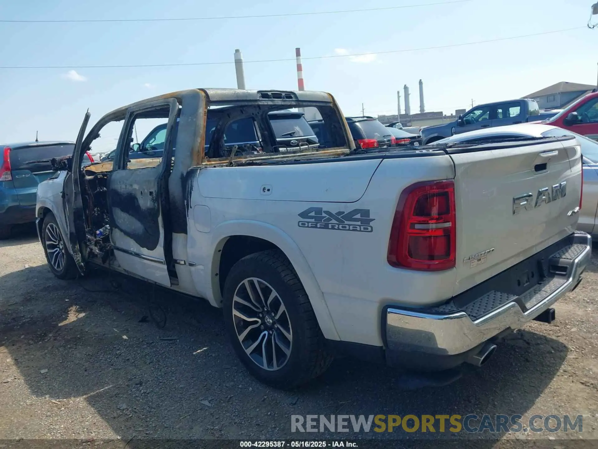 3 Photograph of a damaged car 1C6SRFHP5SN556000 RAM 1500 2025