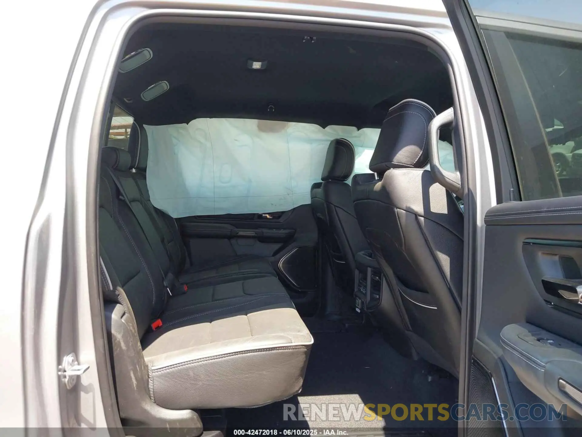 8 Photograph of a damaged car 1C6SRFHP8SN635113 RAM 1500 2025