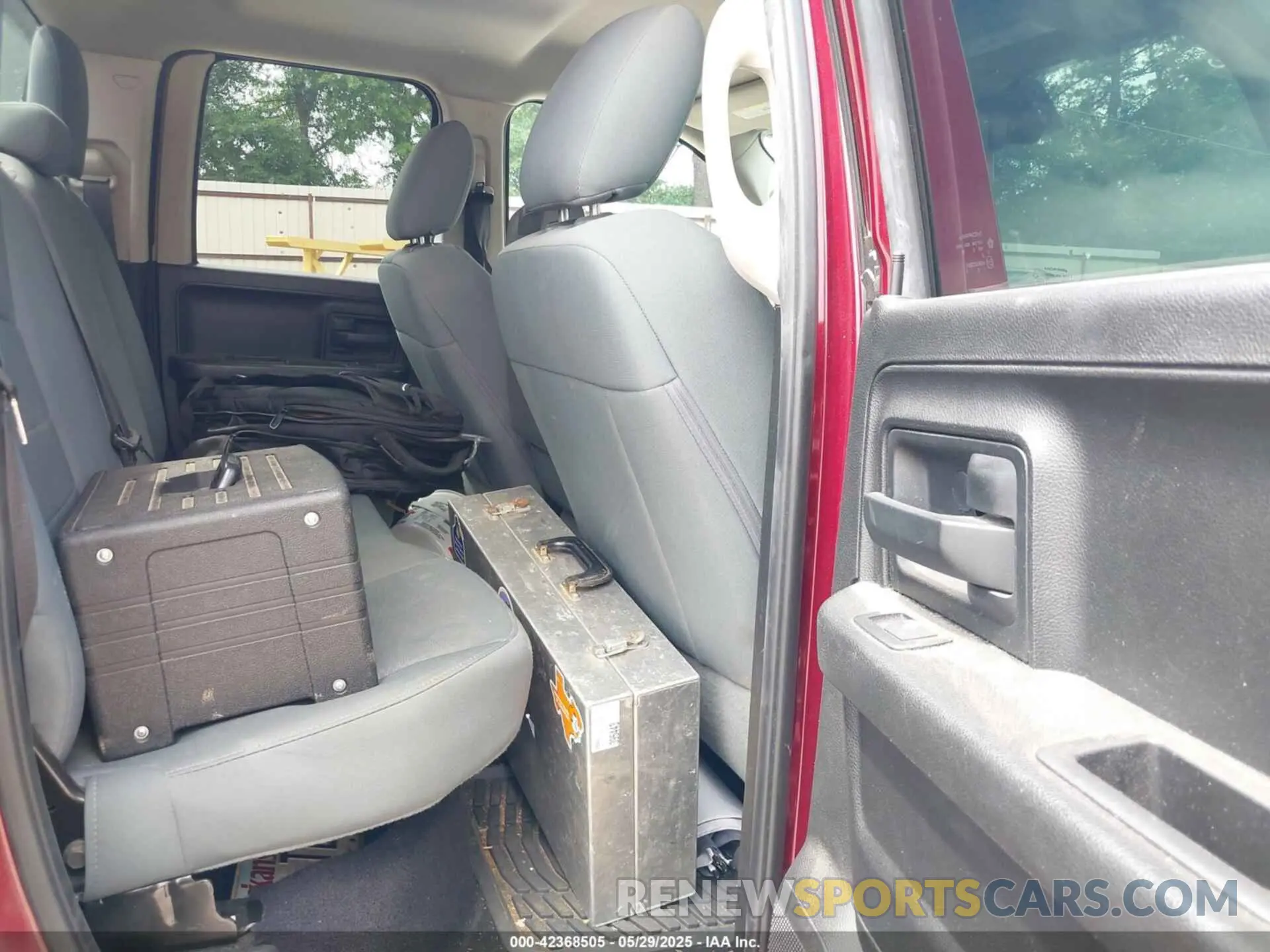 8 Photograph of a damaged car 1C6RR6FG2KS581343 RAM 1500 CLASSIC 2019