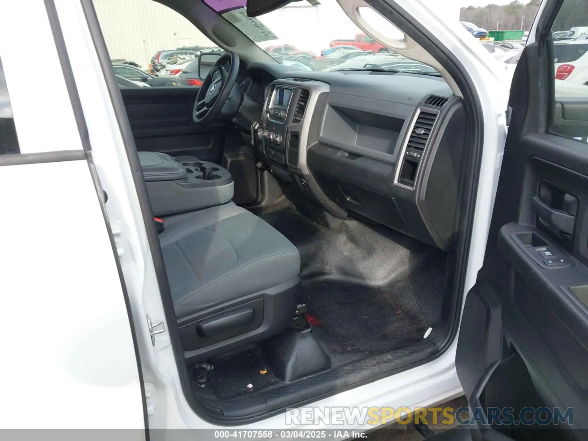 5 Photograph of a damaged car 1C6RR6FG4KS515764 RAM 1500 CLASSIC 2019