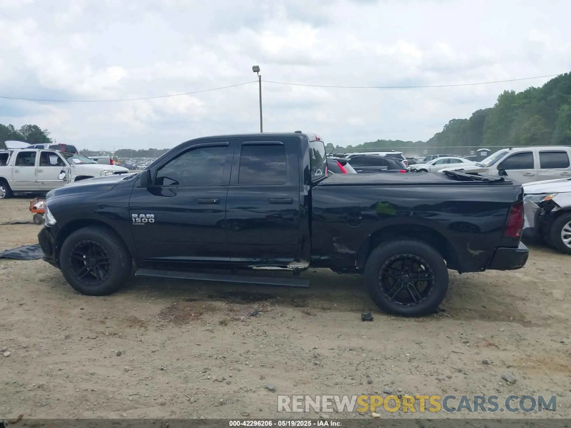 14 Photograph of a damaged car 1C6RR6FG5KS528684 RAM 1500 CLASSIC 2019