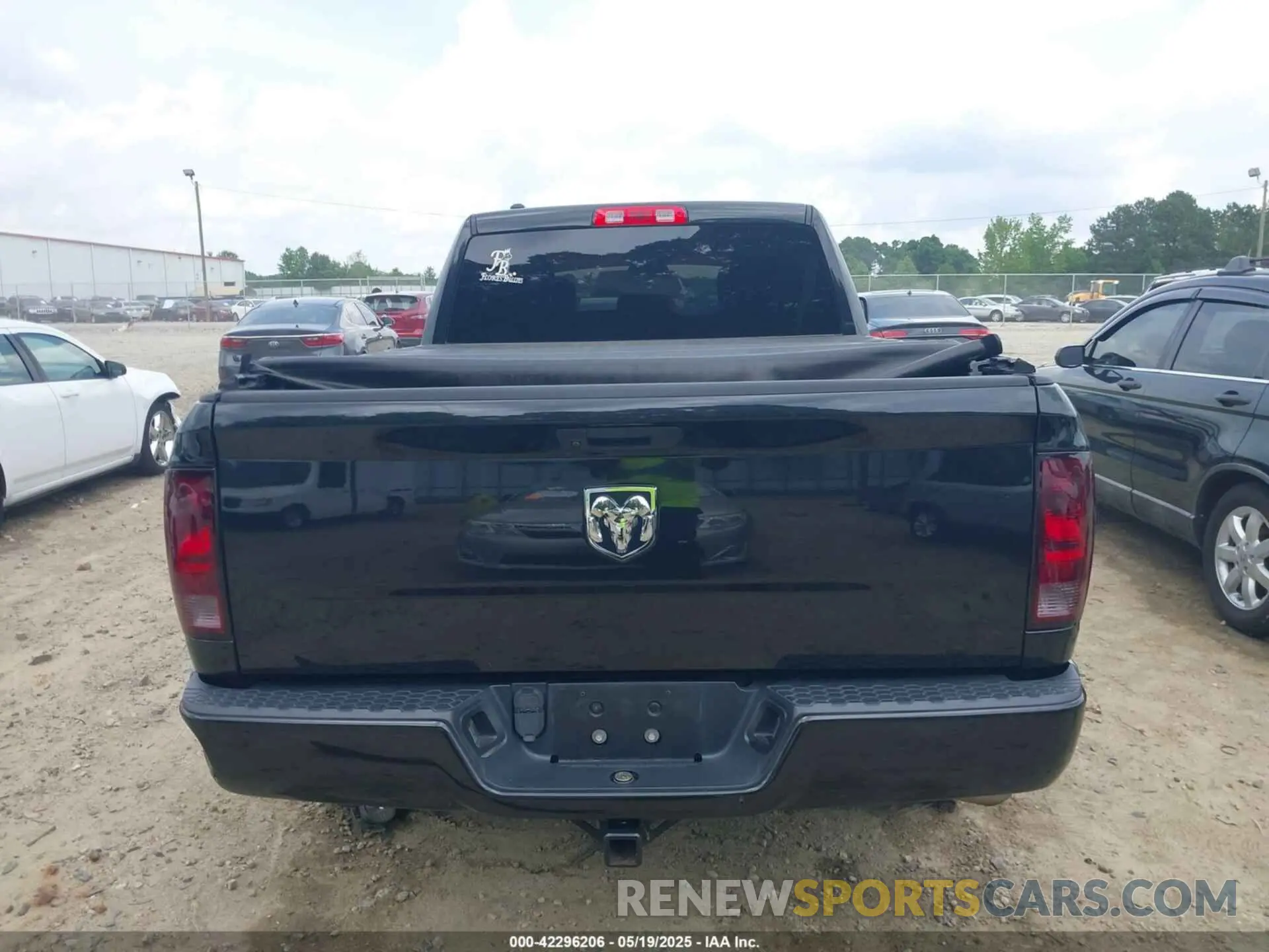 16 Photograph of a damaged car 1C6RR6FG5KS528684 RAM 1500 CLASSIC 2019