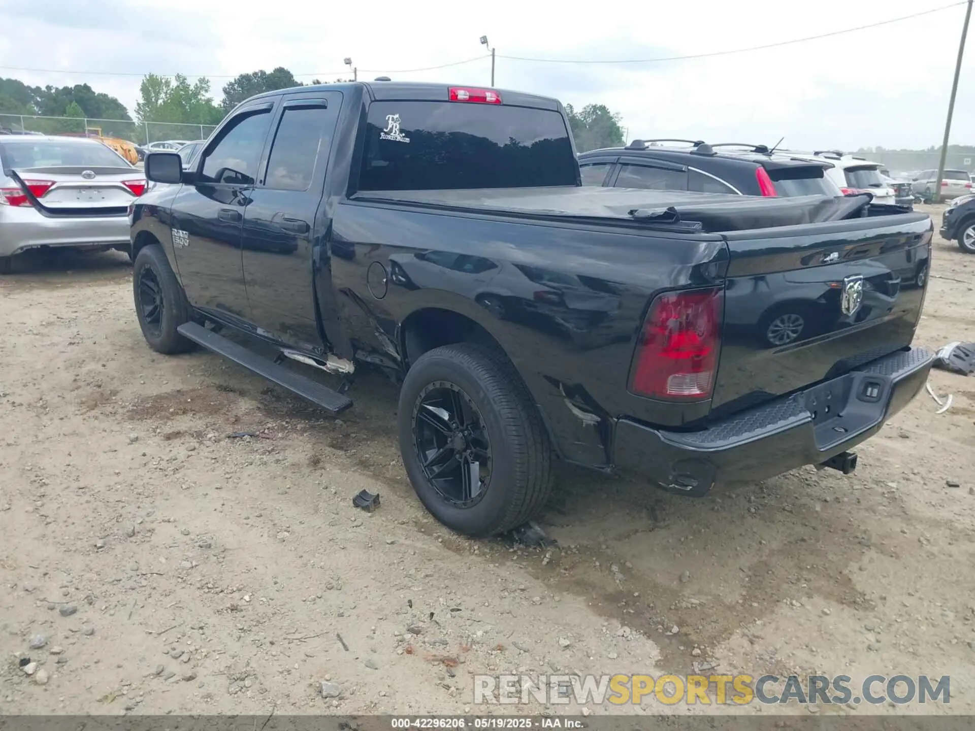 3 Photograph of a damaged car 1C6RR6FG5KS528684 RAM 1500 CLASSIC 2019
