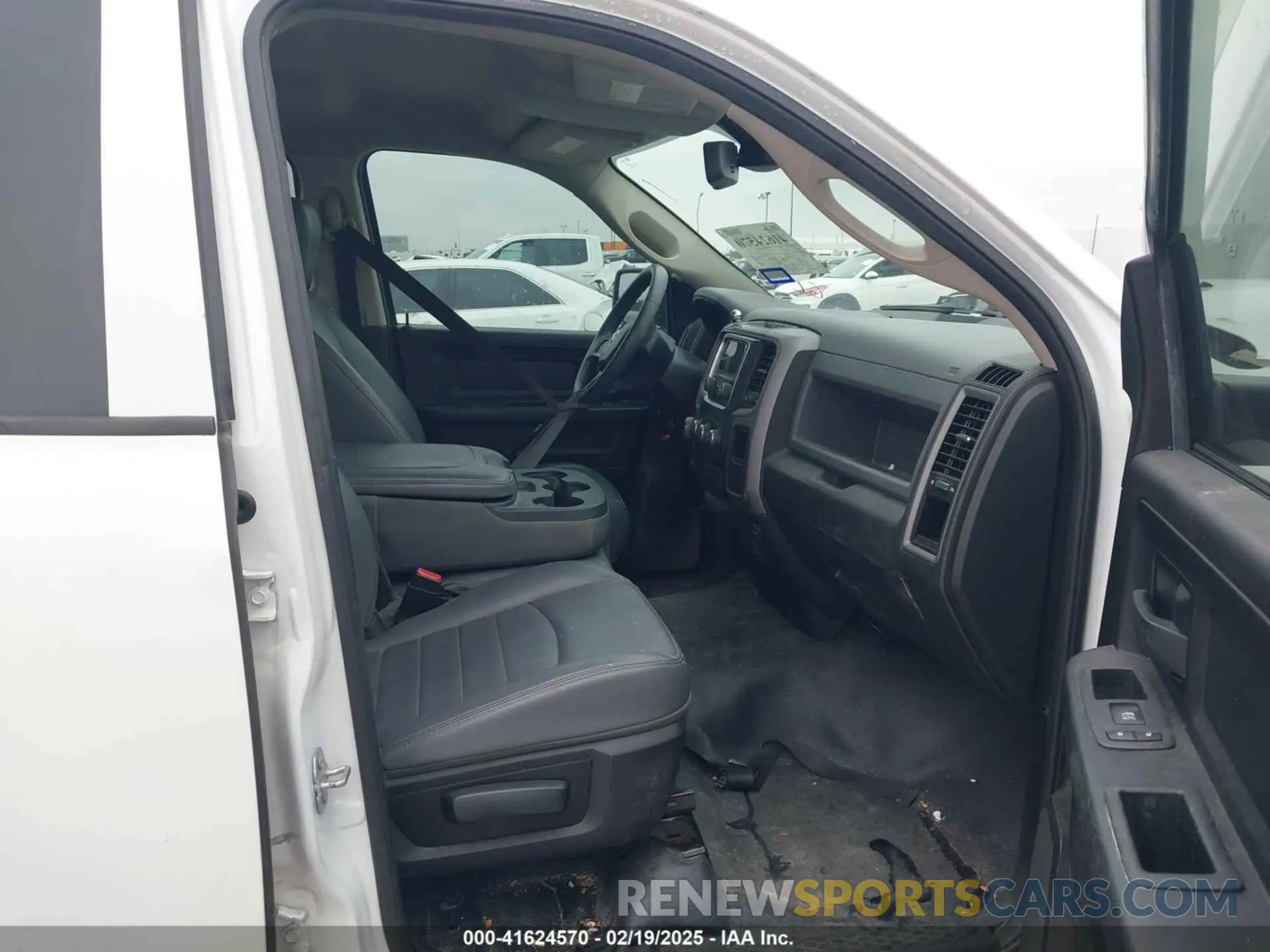 5 Photograph of a damaged car 1C6RR6FG9KS581436 RAM 1500 CLASSIC 2019