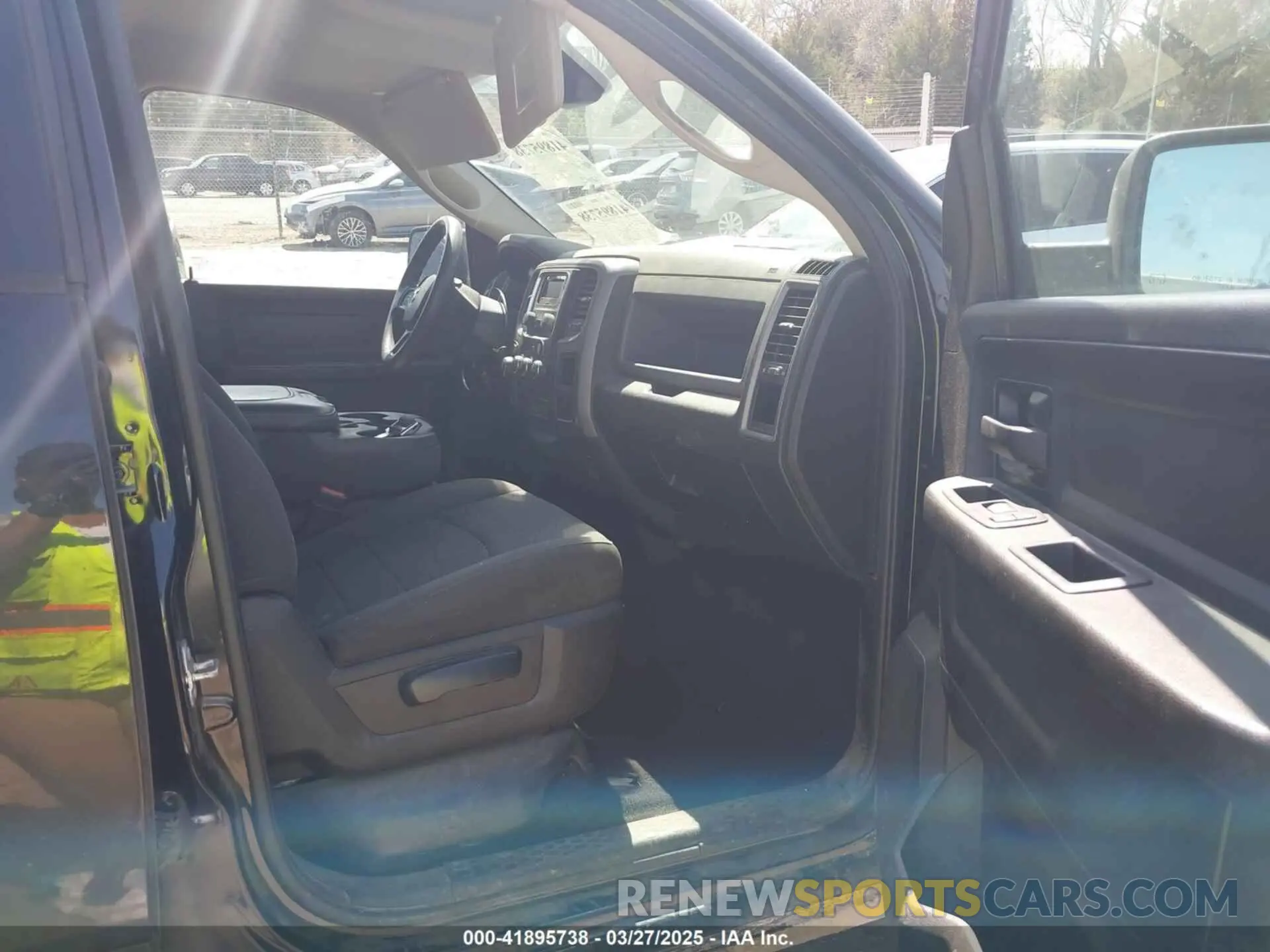 5 Photograph of a damaged car 1C6RR6FT3KS563110 RAM 1500 CLASSIC 2019