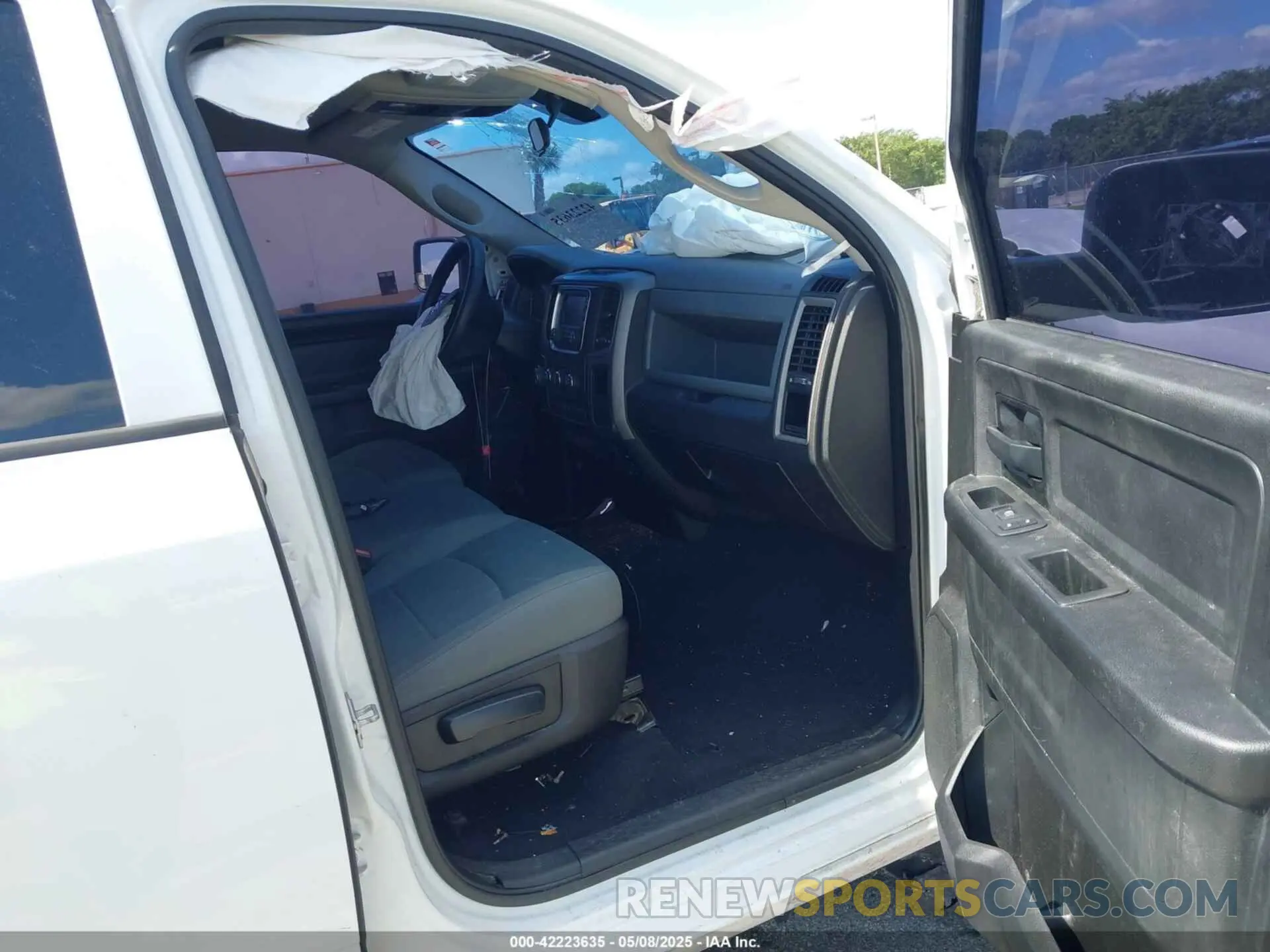 5 Photograph of a damaged car 1C6RR6FT6KS545782 RAM 1500 CLASSIC 2019