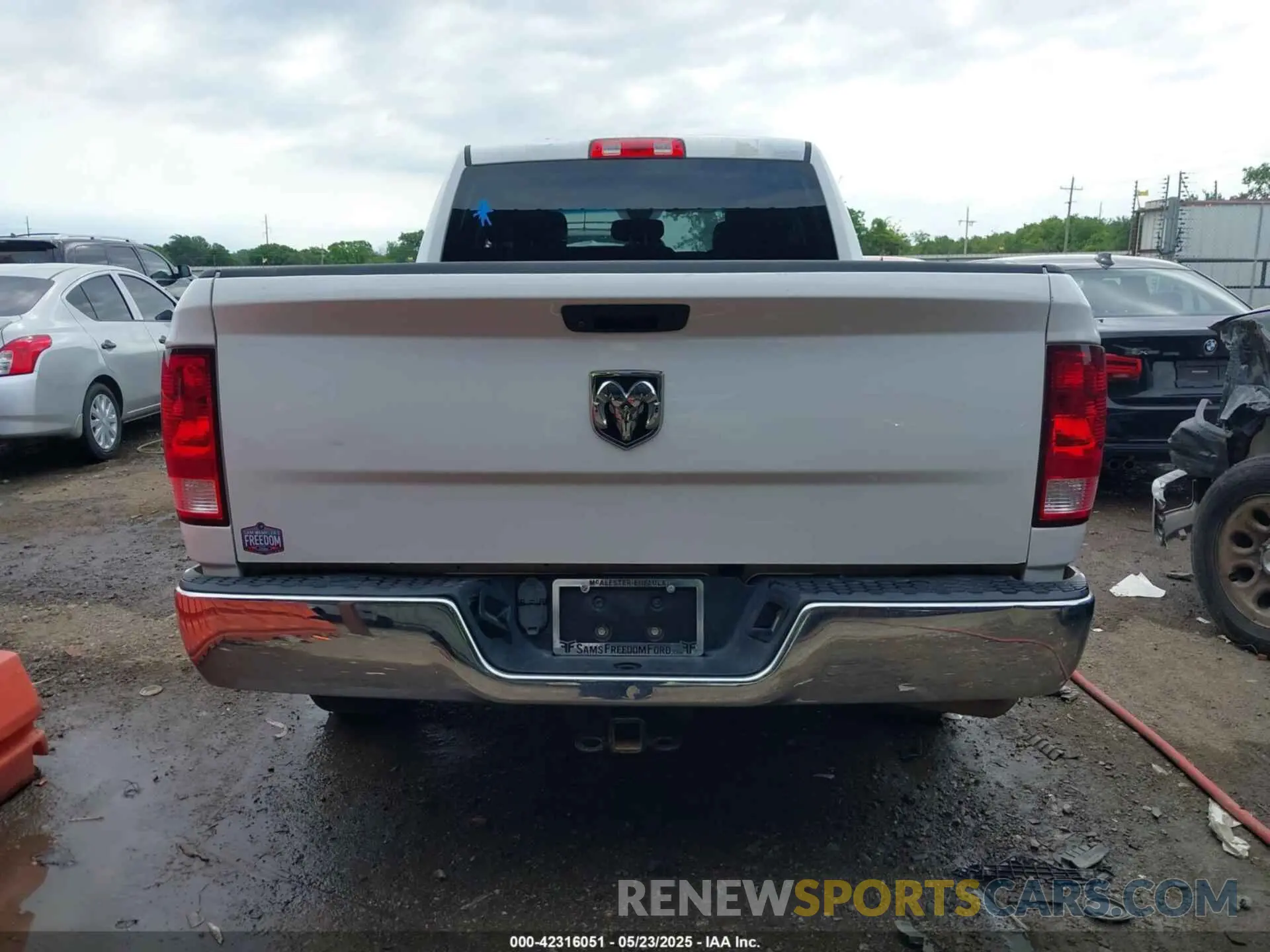 16 Photograph of a damaged car 1C6RR6FT7KS552546 RAM 1500 CLASSIC 2019