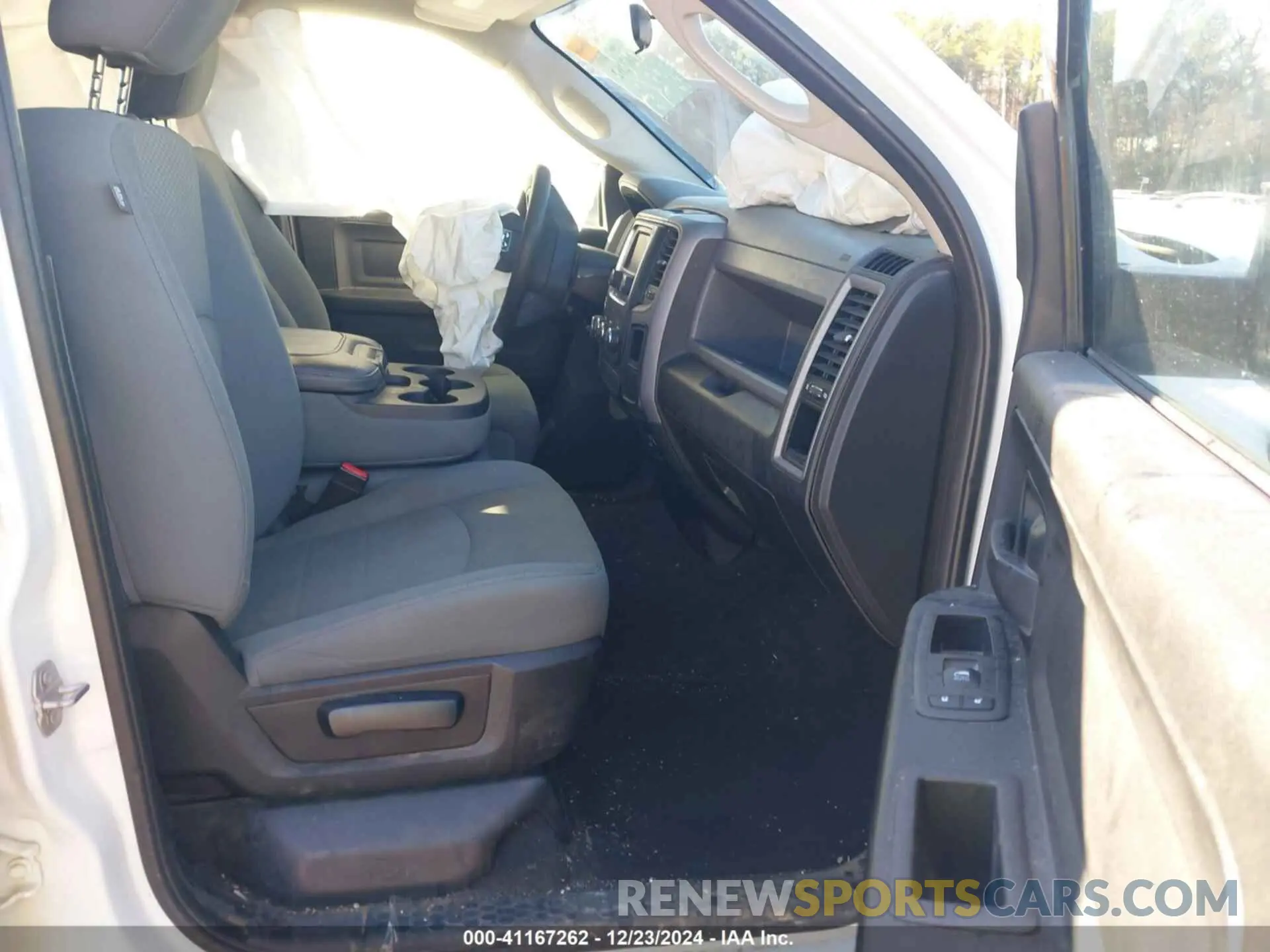 5 Photograph of a damaged car 1C6RR6FTXKS584312 RAM 1500 CLASSIC 2019