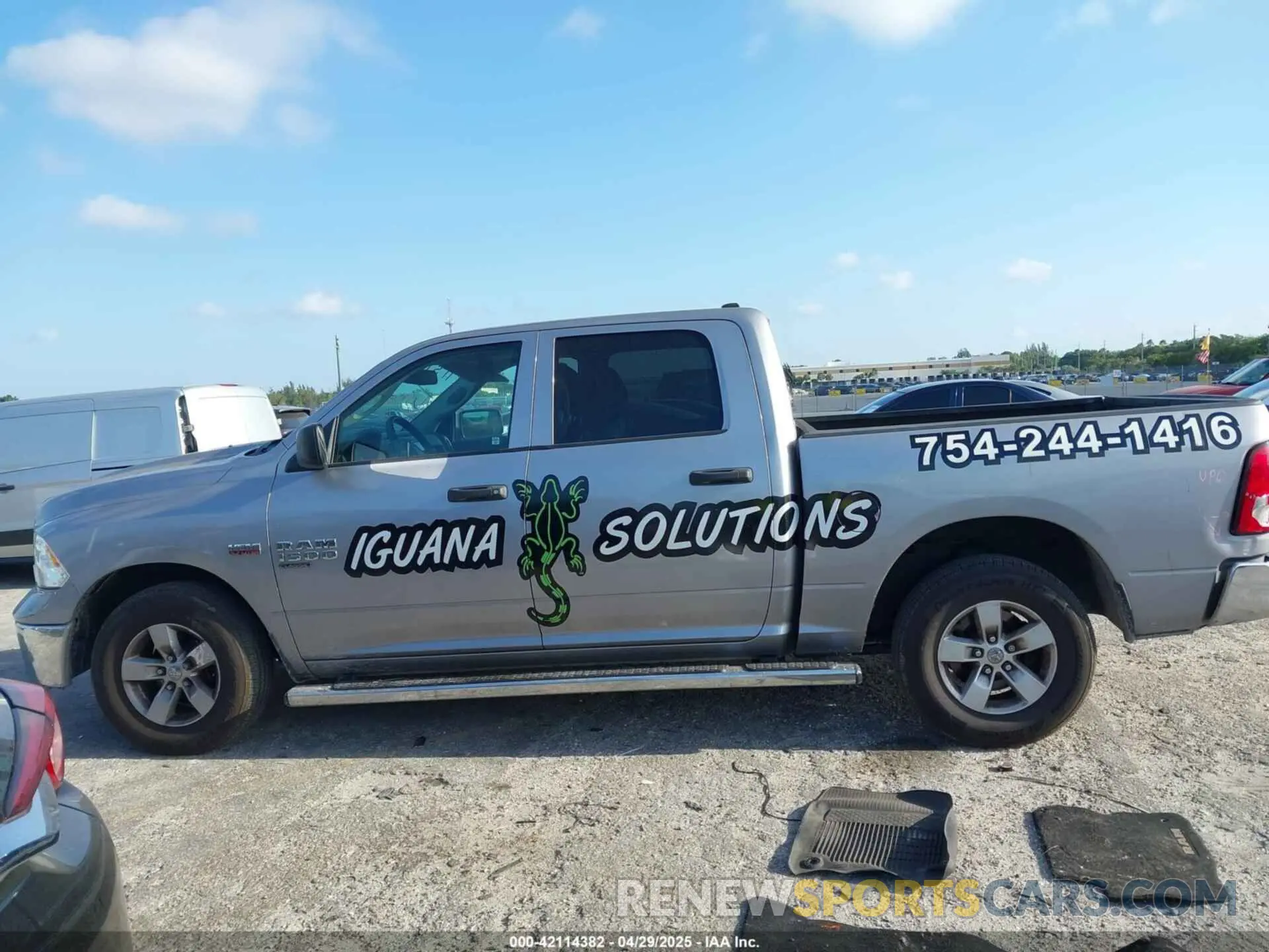14 Photograph of a damaged car 1C6RR6KT1KS746771 RAM 1500 CLASSIC 2019