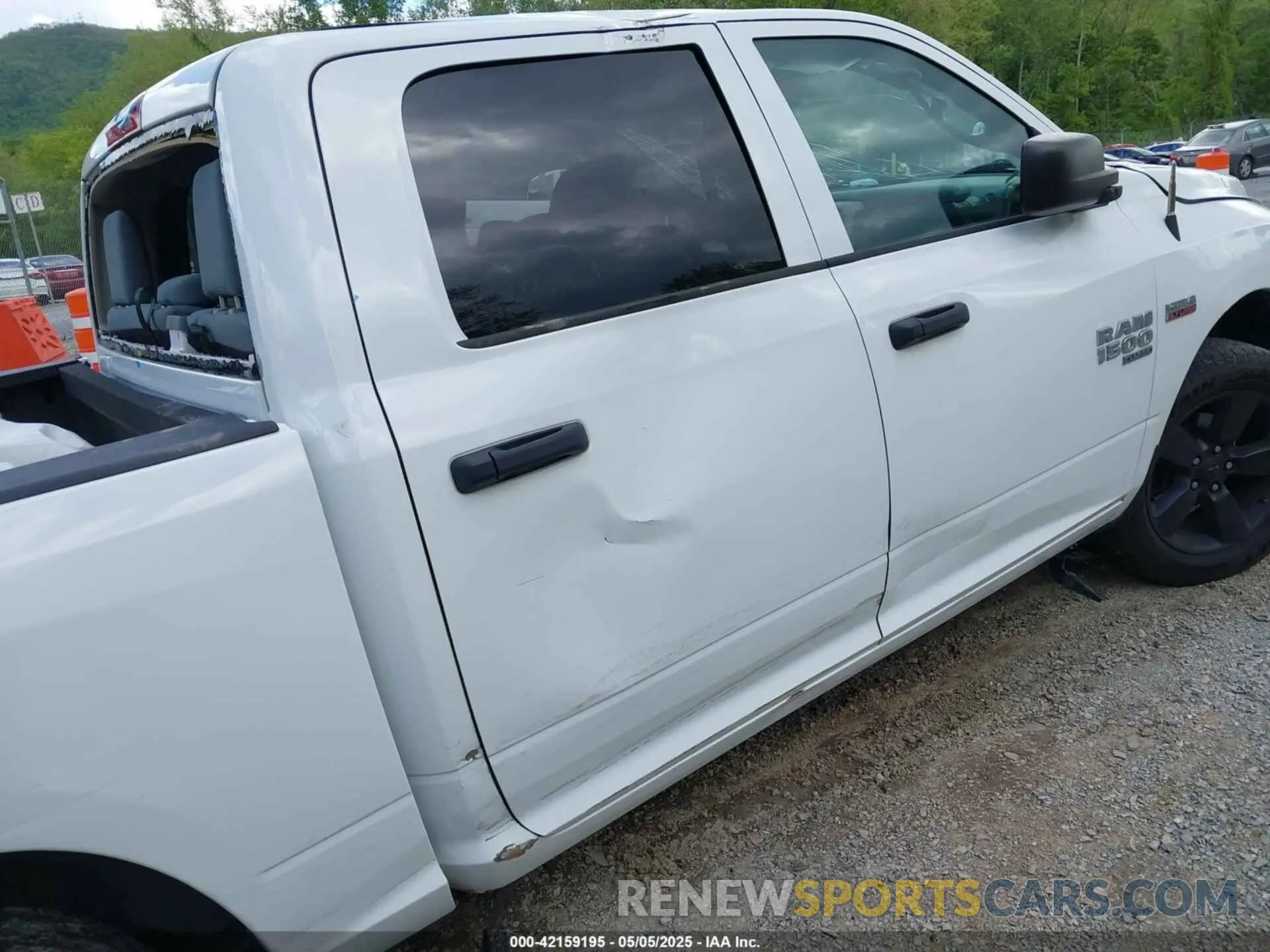 14 Photograph of a damaged car 1C6RR6KT5KS552244 RAM 1500 CLASSIC 2019