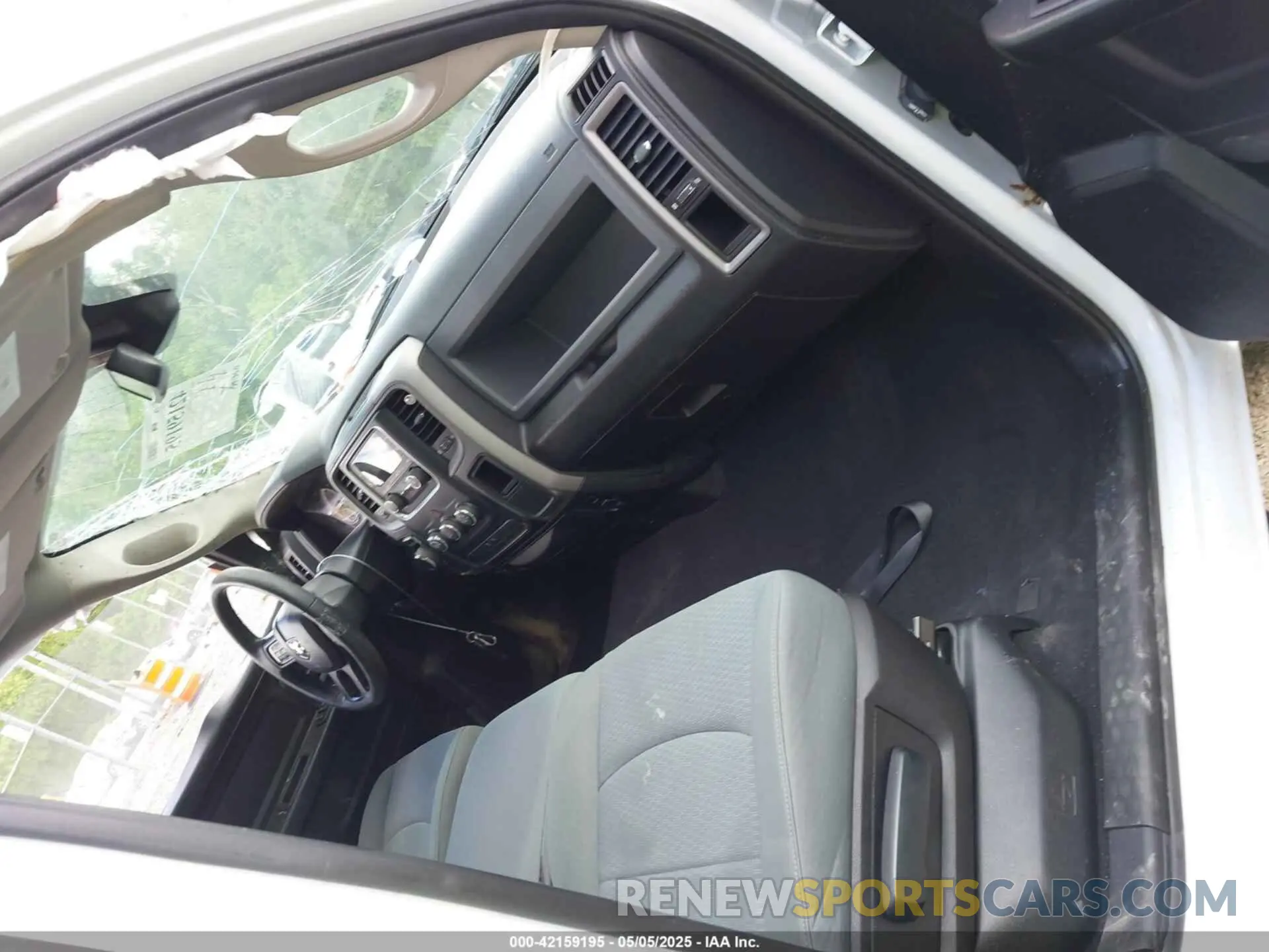 5 Photograph of a damaged car 1C6RR6KT5KS552244 RAM 1500 CLASSIC 2019
