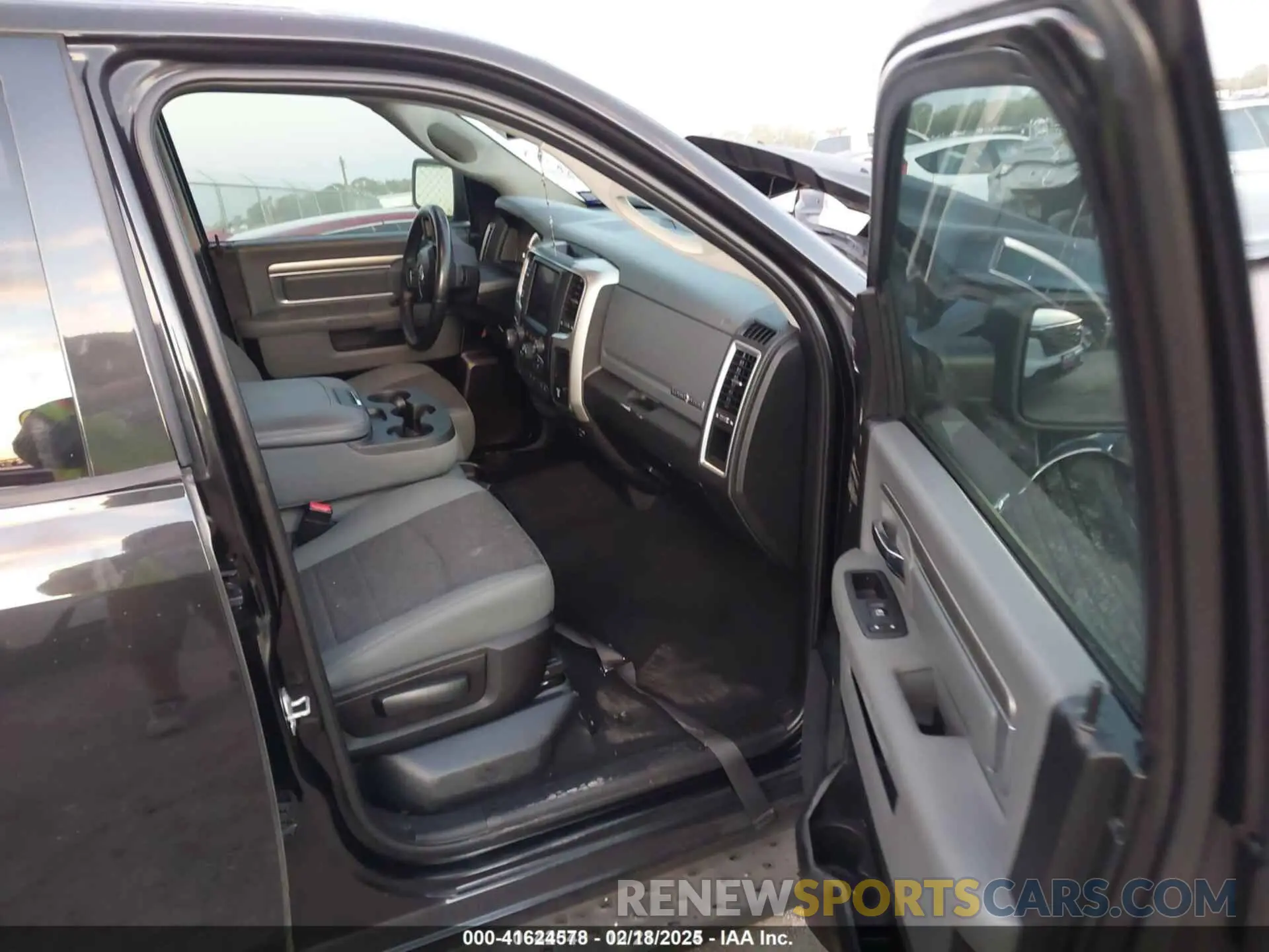 5 Photograph of a damaged car 1C6RR6LT2KS564298 RAM 1500 CLASSIC 2019