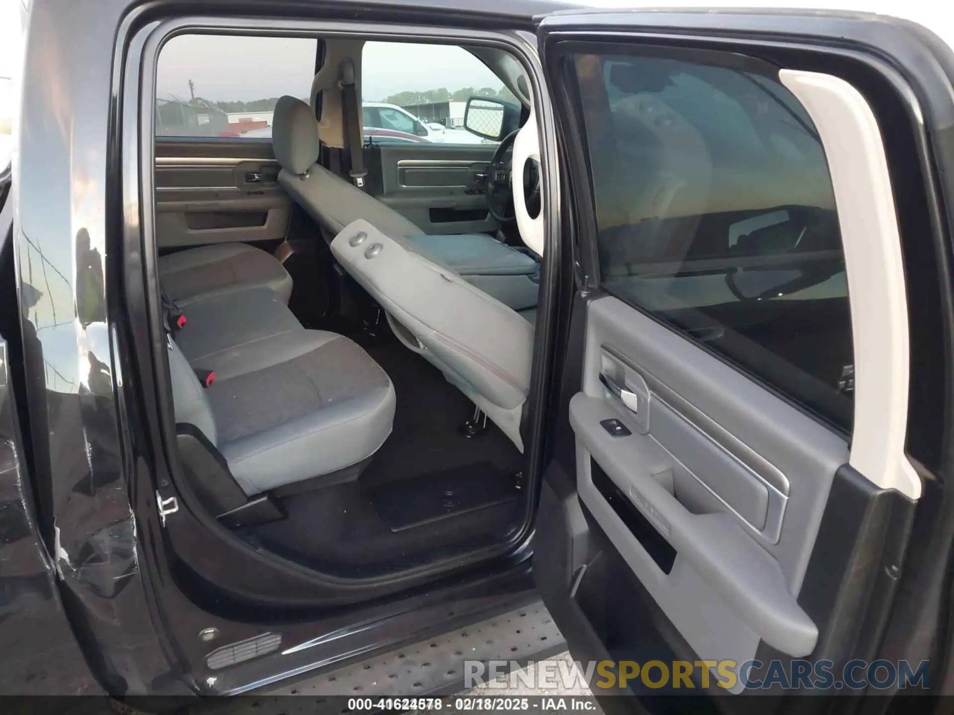 7 Photograph of a damaged car 1C6RR6LT2KS564298 RAM 1500 CLASSIC 2019