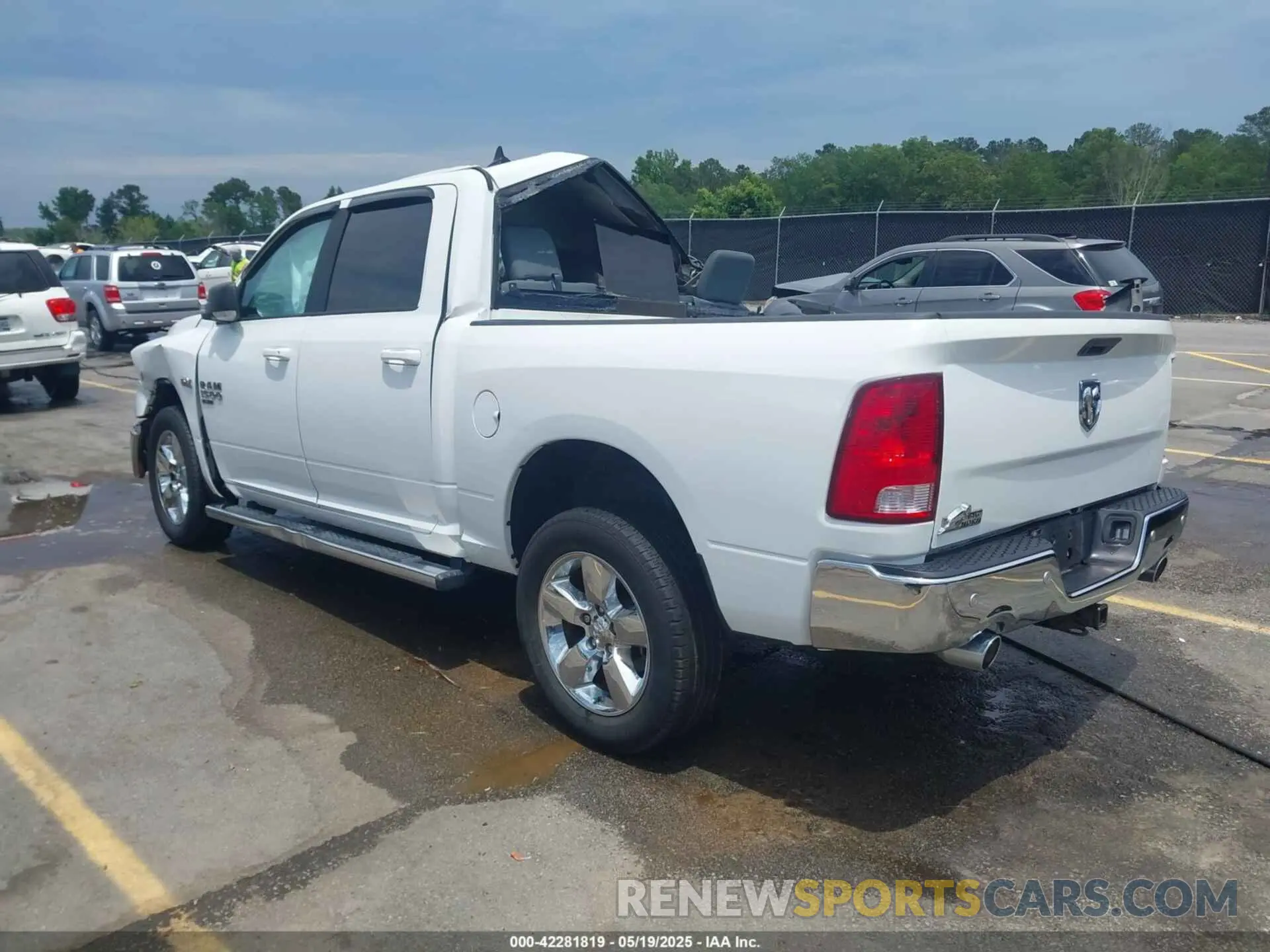 3 Photograph of a damaged car 1C6RR6LT2KS619557 RAM 1500 CLASSIC 2019