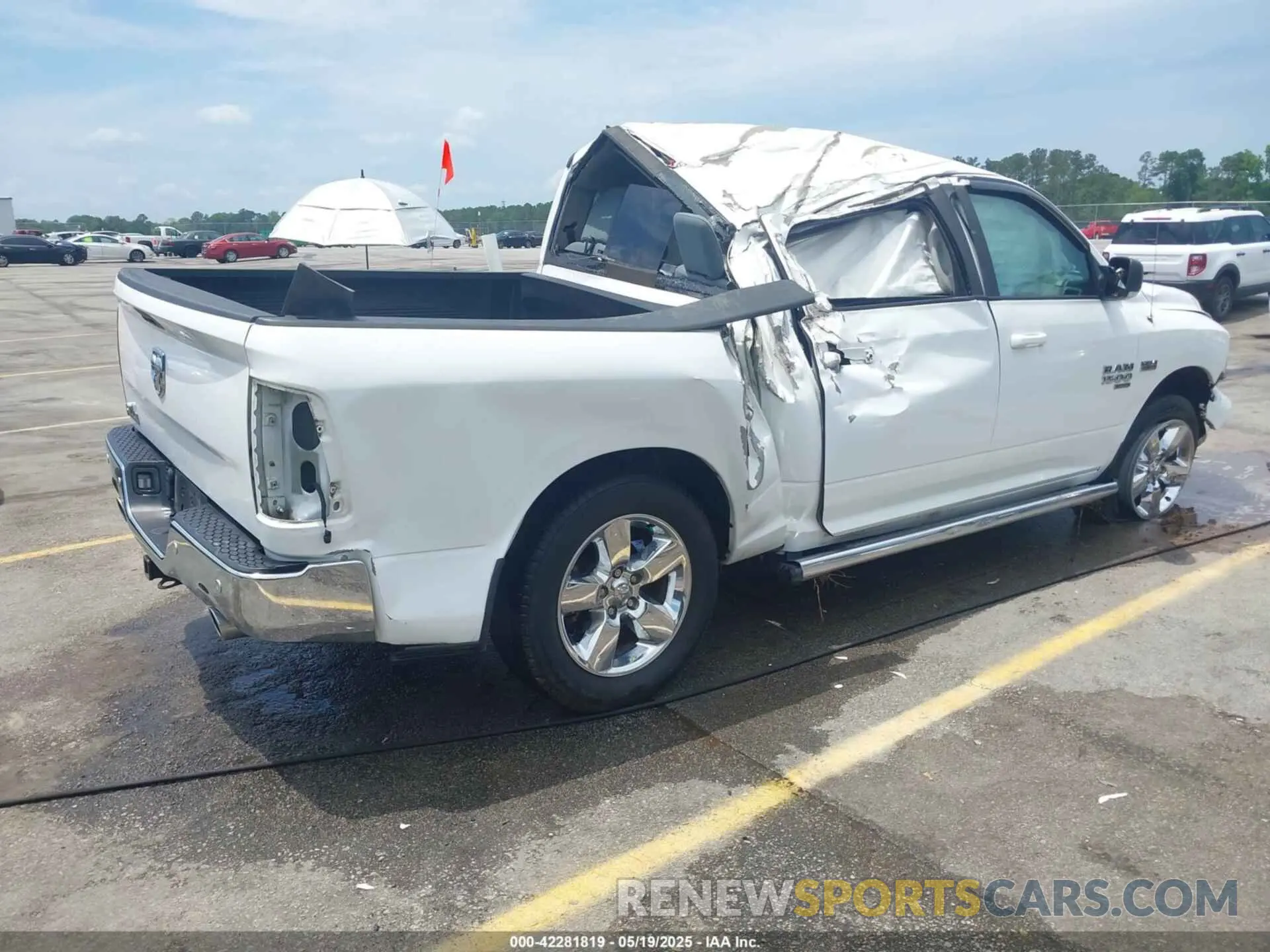 4 Photograph of a damaged car 1C6RR6LT2KS619557 RAM 1500 CLASSIC 2019