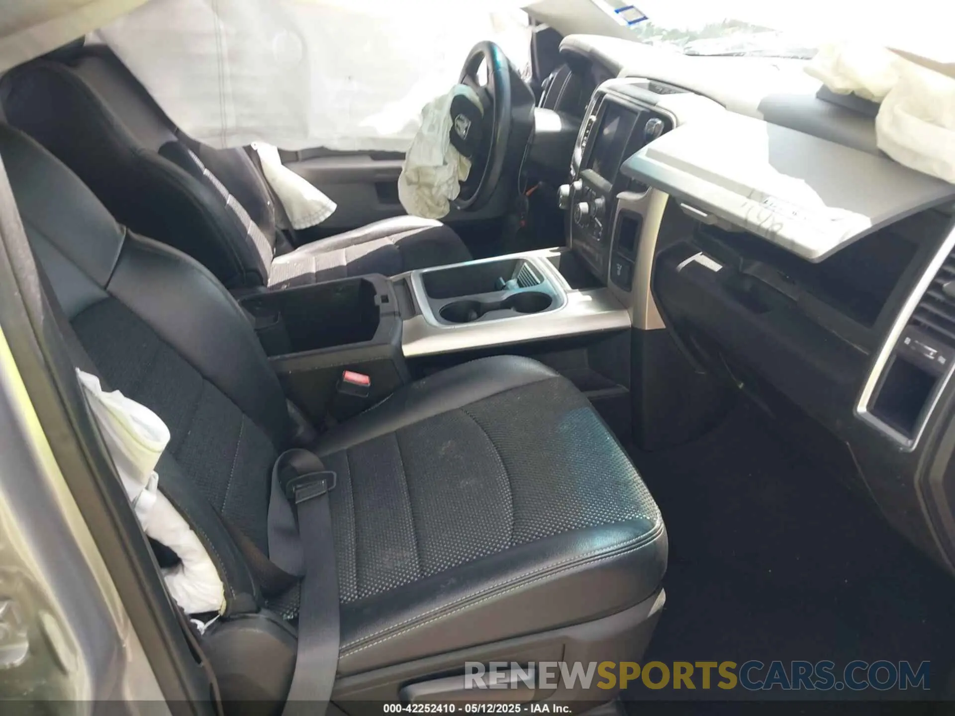 5 Photograph of a damaged car 1C6RR6LT4KS604798 RAM 1500 CLASSIC 2019