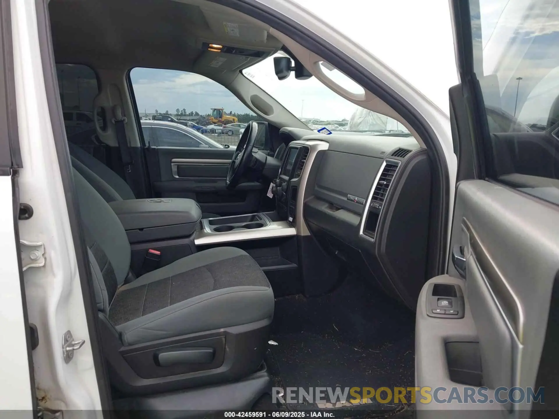 5 Photograph of a damaged car 1C6RR6LT5KS573626 RAM 1500 CLASSIC 2019