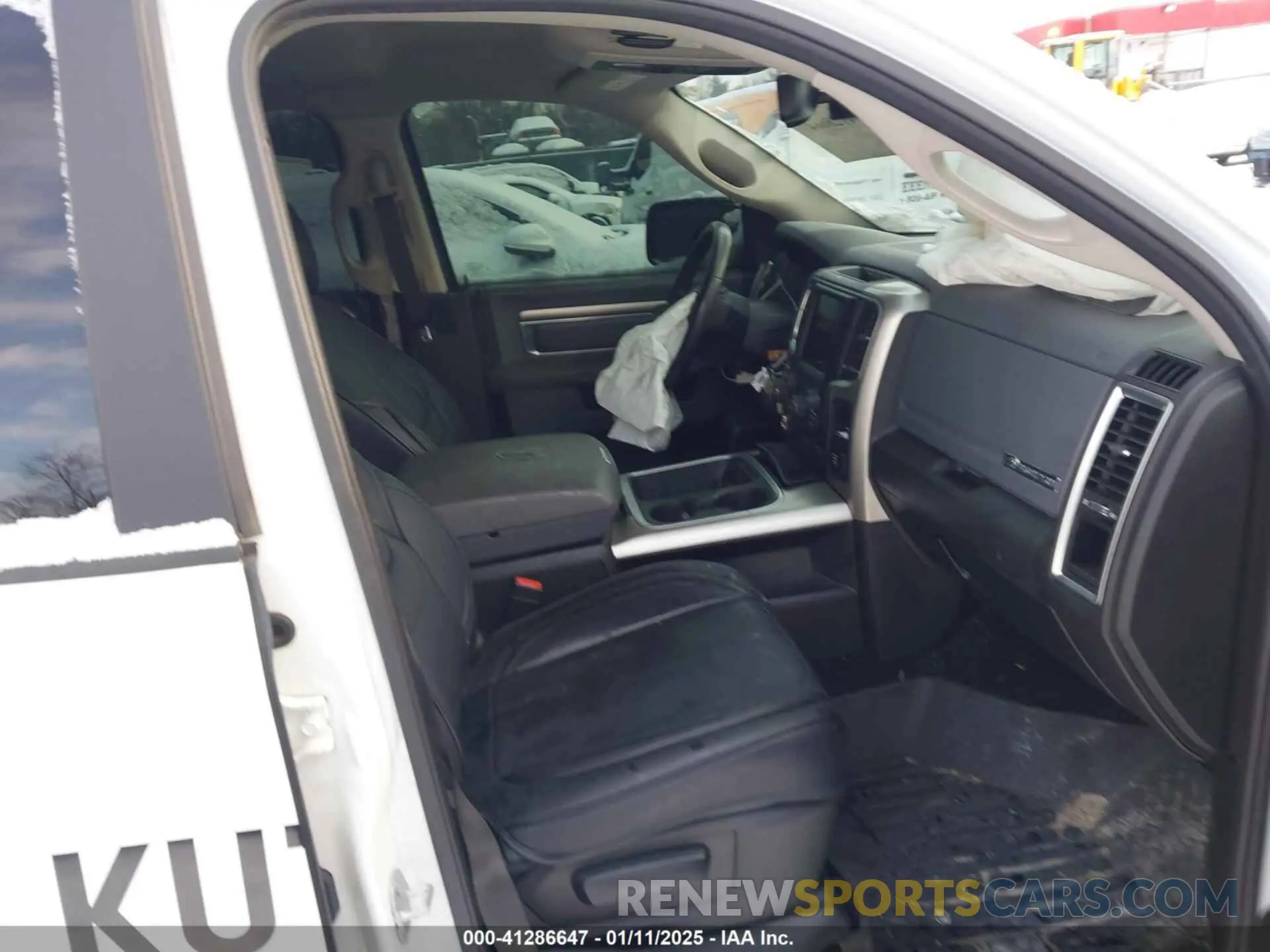 5 Photograph of a damaged car 1C6RR6LT9KS563682 RAM 1500 CLASSIC 2019
