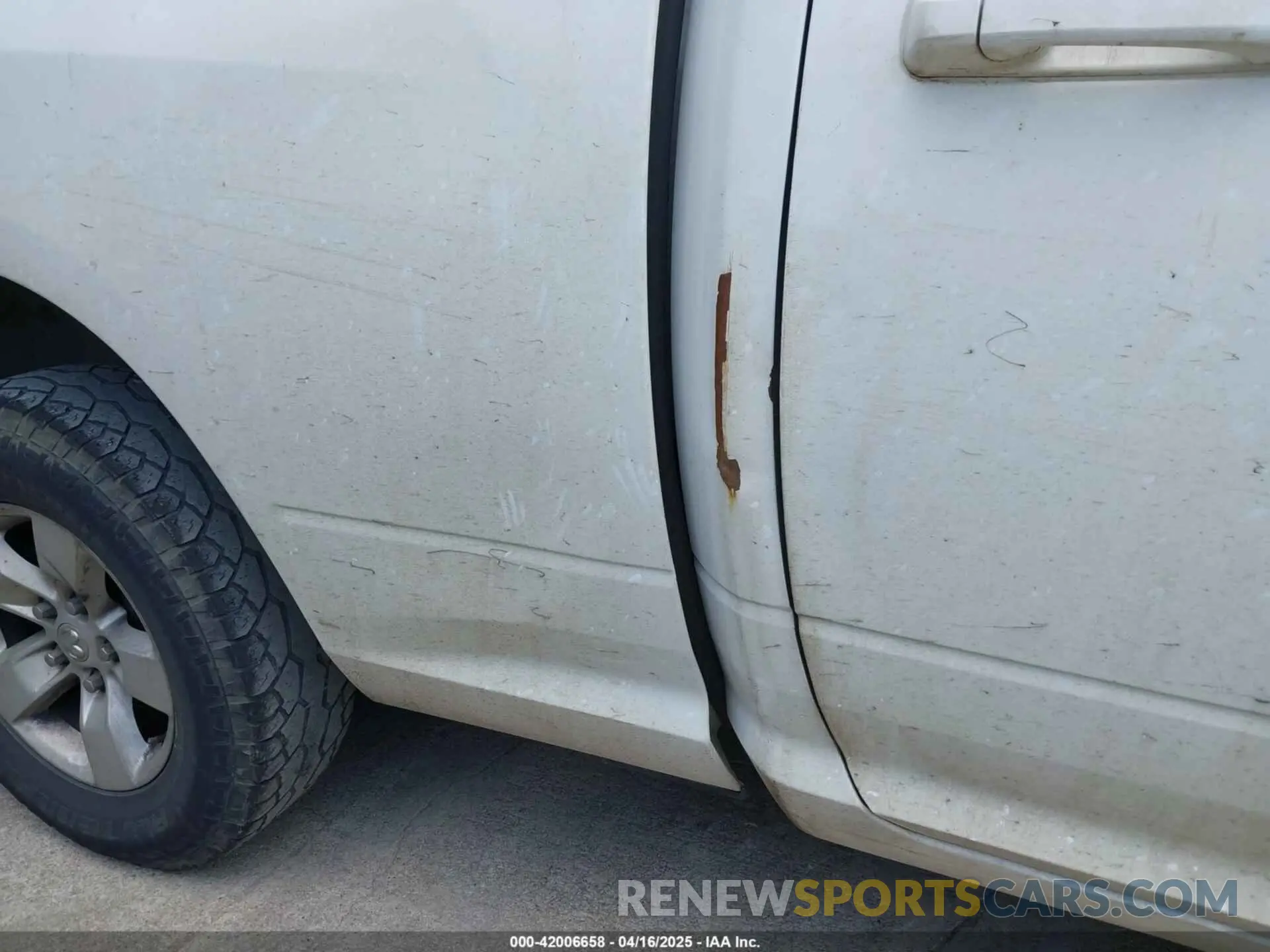19 Photograph of a damaged car 1C6RR6TT1KS593811 RAM 1500 CLASSIC 2019